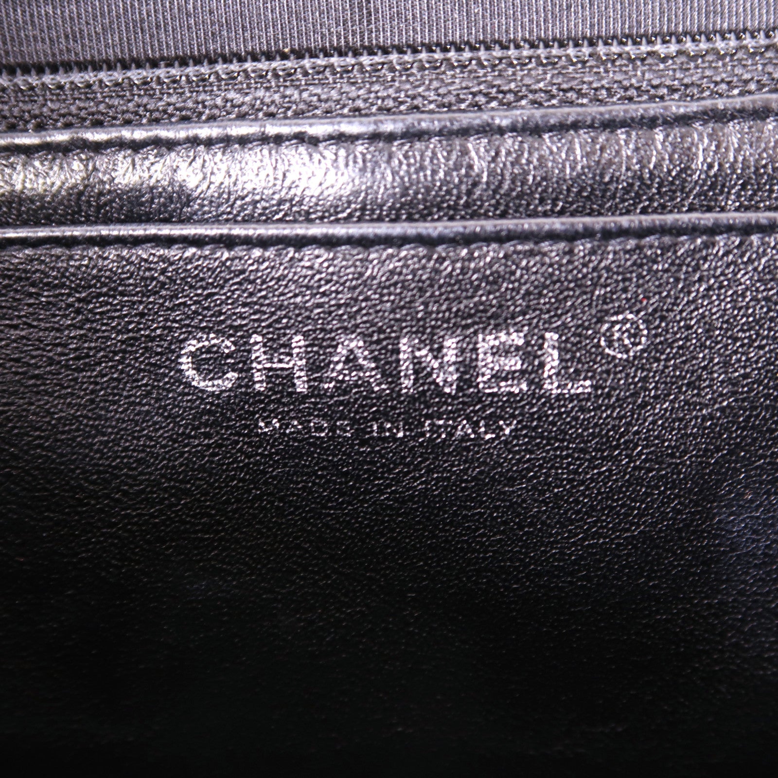 CHANEL 漆皮皮革Maxi Classic銀扣鏈帶肩背袋