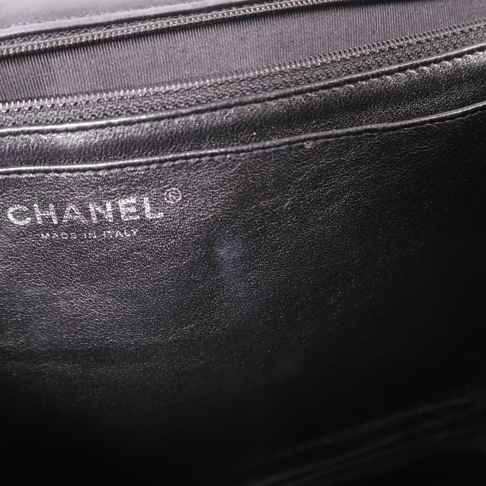 CHANEL 漆皮皮革Maxi Classic銀扣鏈帶肩背袋