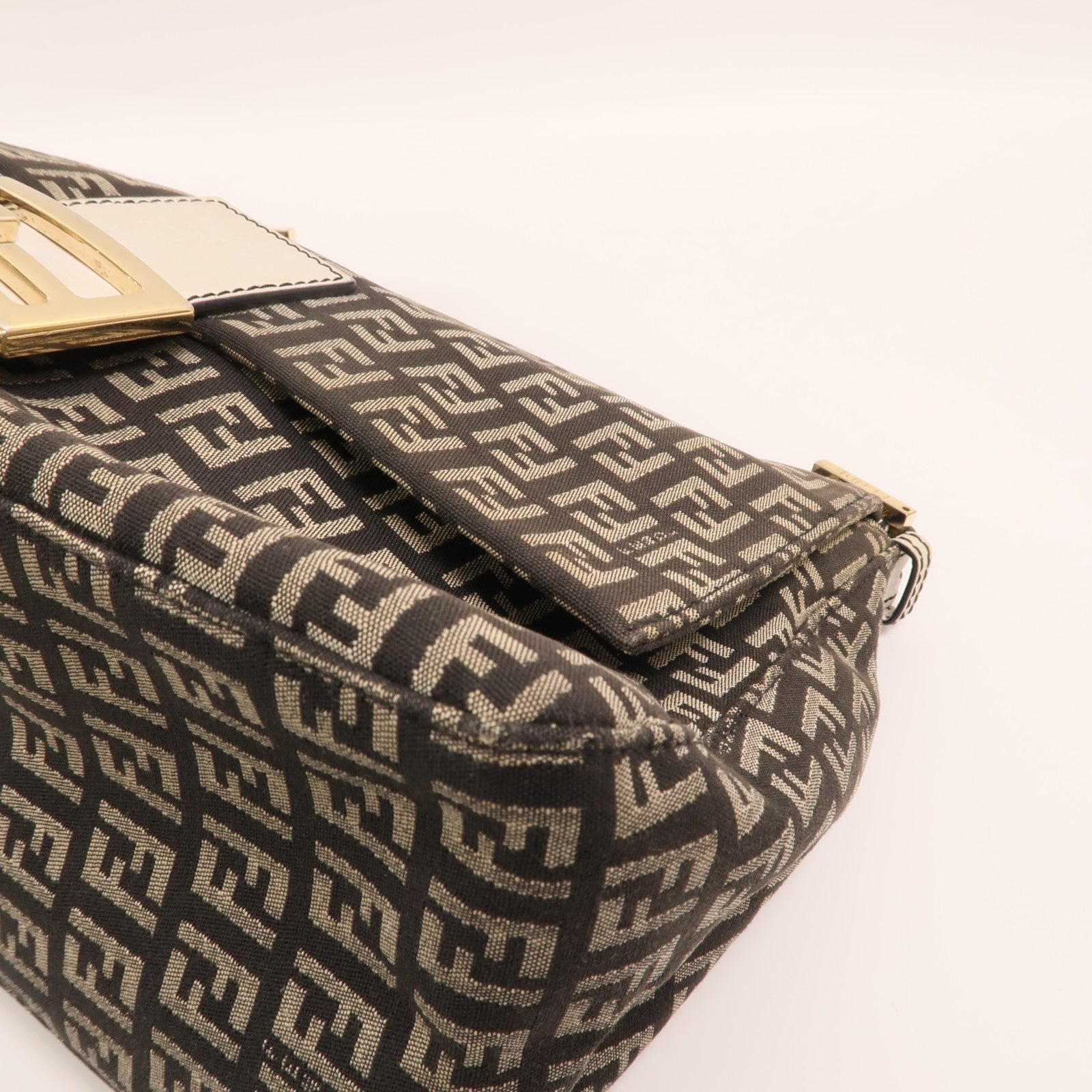 FENDI 帆布Mamma Baguette金扣肩背袋