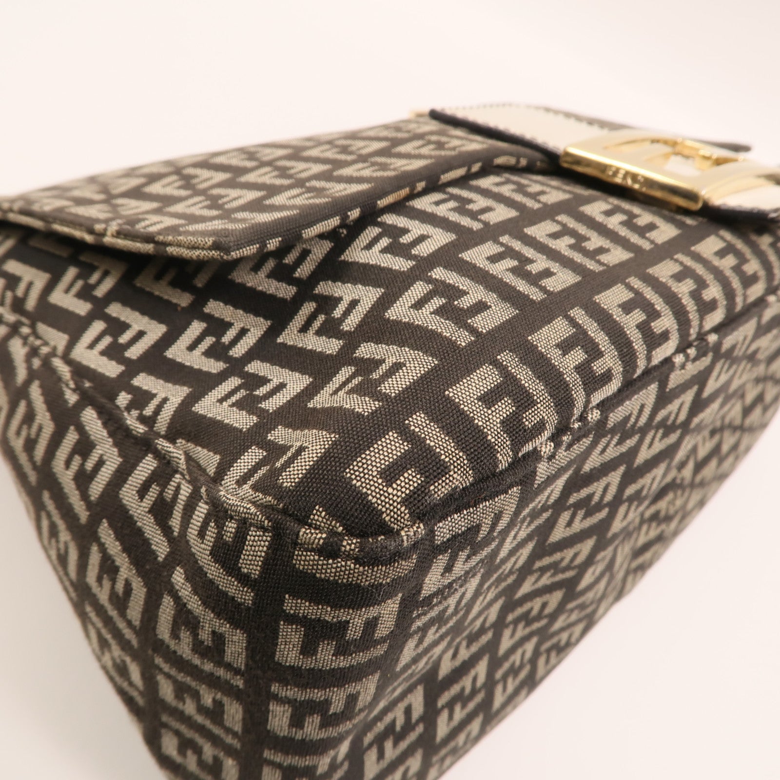 FENDI 帆布Mamma Baguette金扣肩背袋