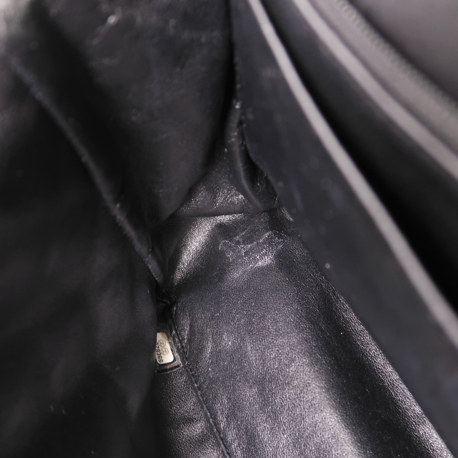 CHANEL 漆皮皮革Maxi Classic銀扣鏈帶肩背袋