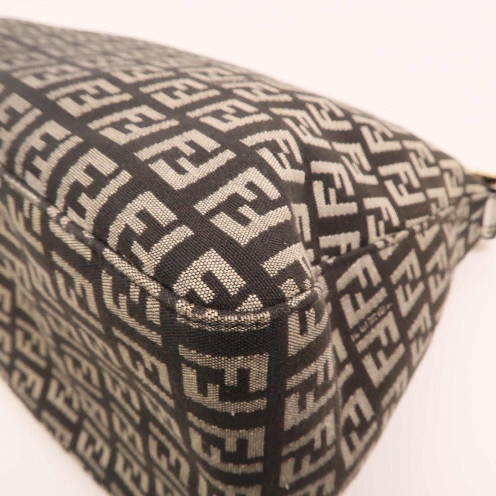 FENDI 帆布Mamma Baguette金扣肩背袋