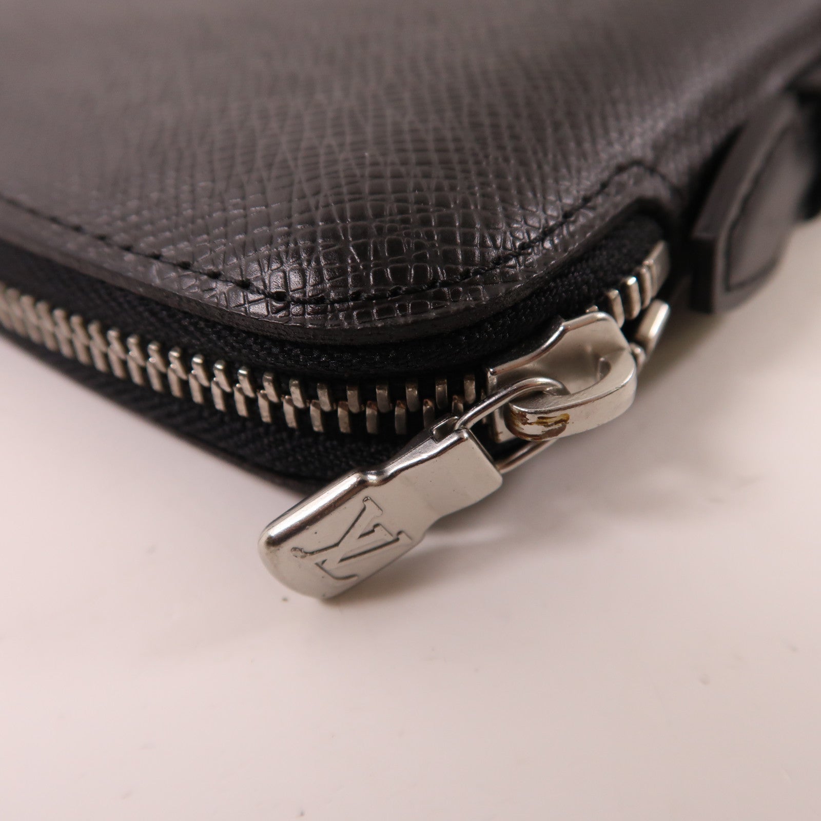 LOUIS VUITTON Taiga Travel Case銀扣手拿包