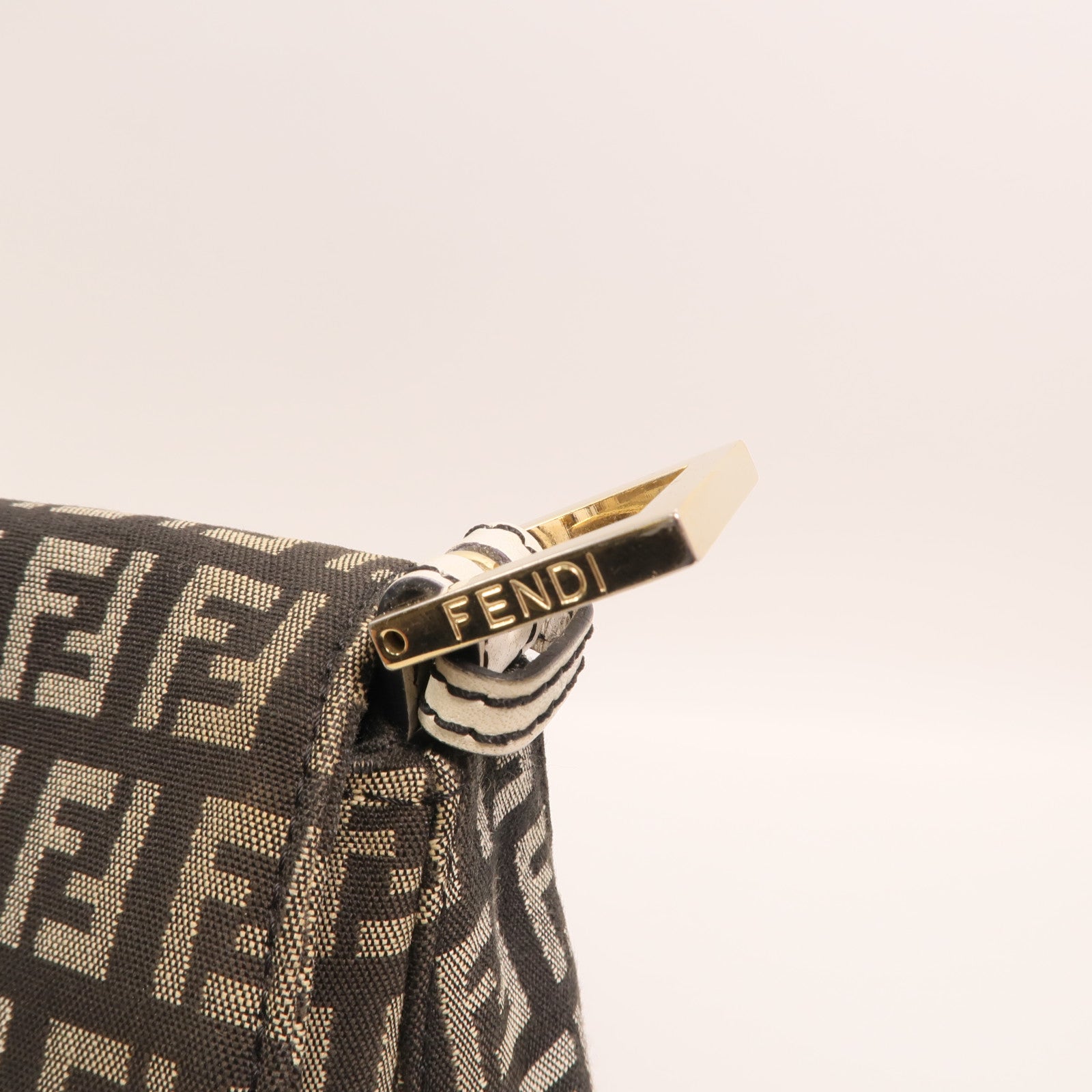 FENDI 帆布Mamma Baguette金扣肩背袋
