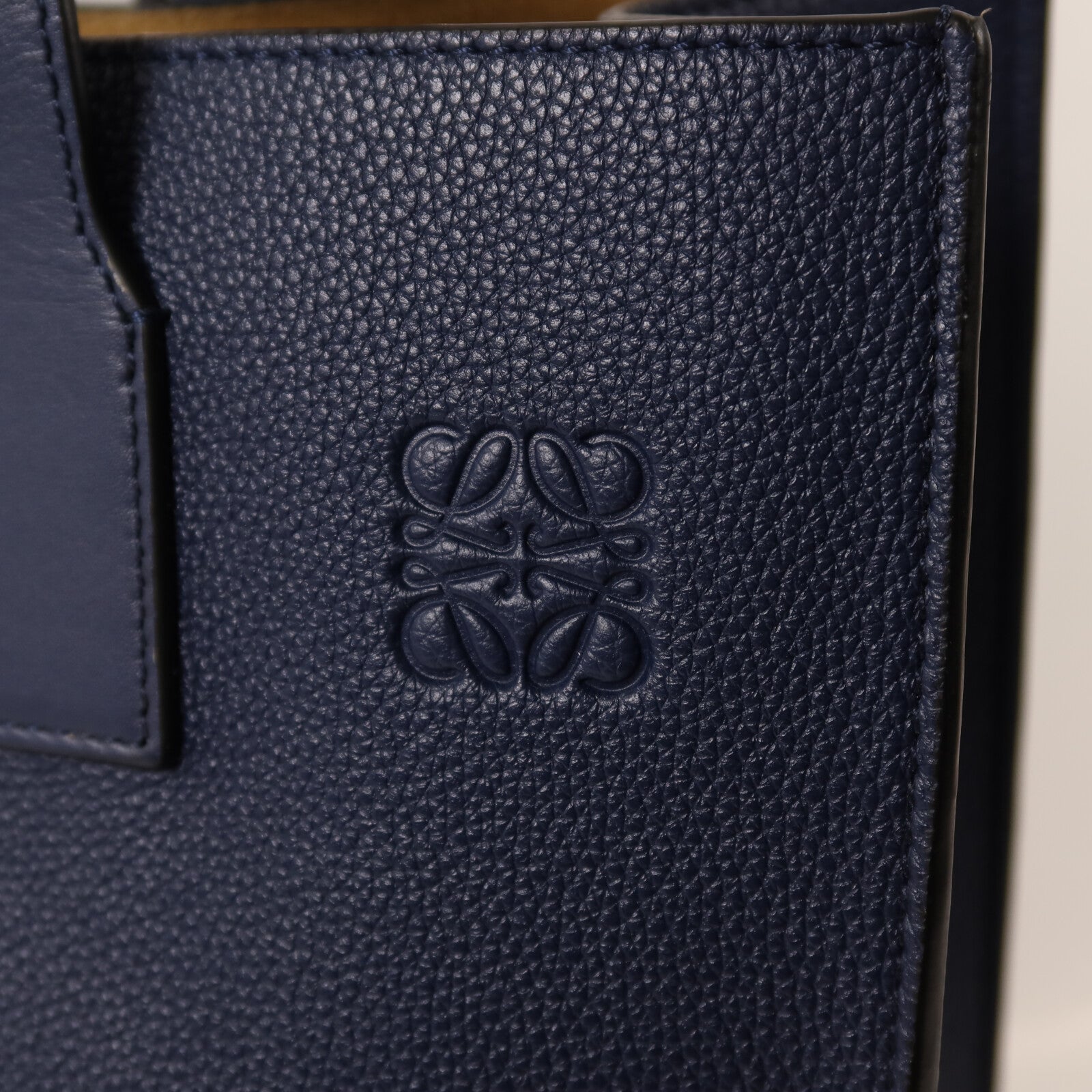 LOEWE 牛皮皮革Buckle Horizontal Tote銀扣手挽袋