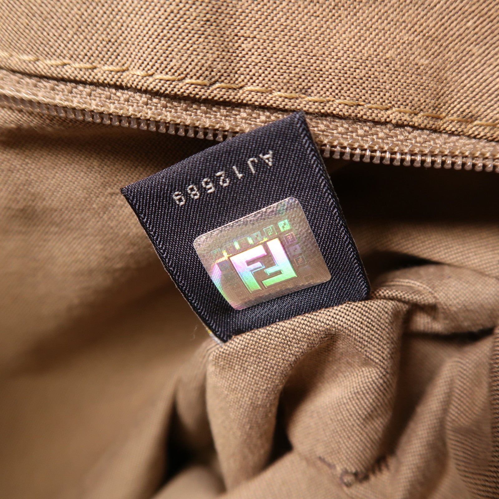 FENDI 帆布Shoulder Bag金扣肩背袋