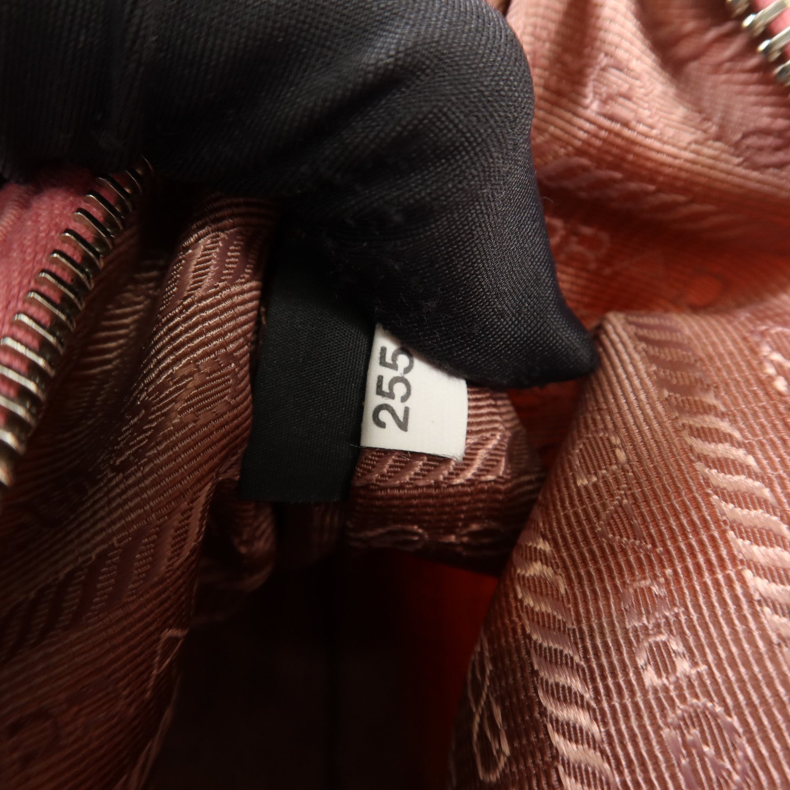 PRADA 尼龍Re-Edition 2005銀扣肩背袋