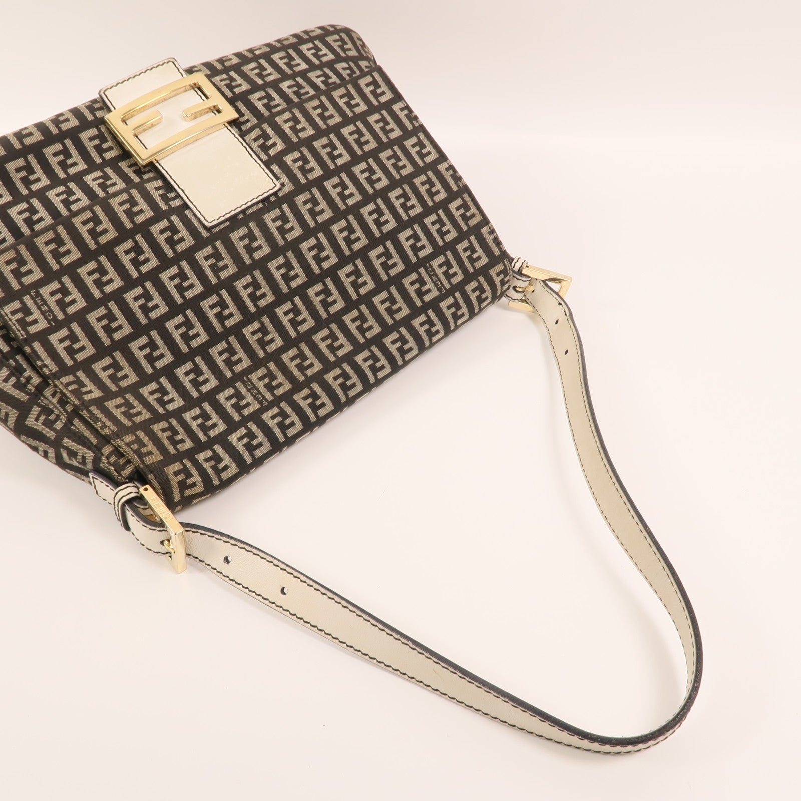FENDI 帆布Mamma Baguette金扣肩背袋