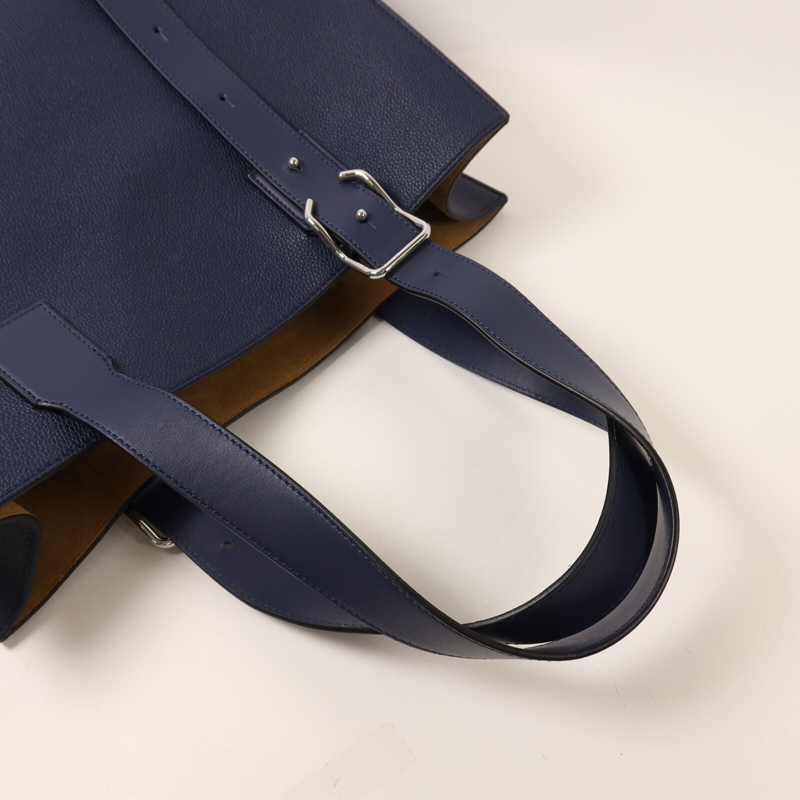 LOEWE 牛皮皮革Buckle Horizontal Tote銀扣手挽袋