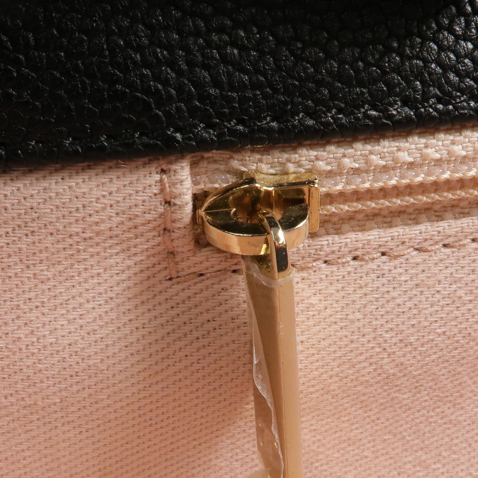 CHANEL 牛皮皮革Chain Shoulder金扣鏈帶肩背袋