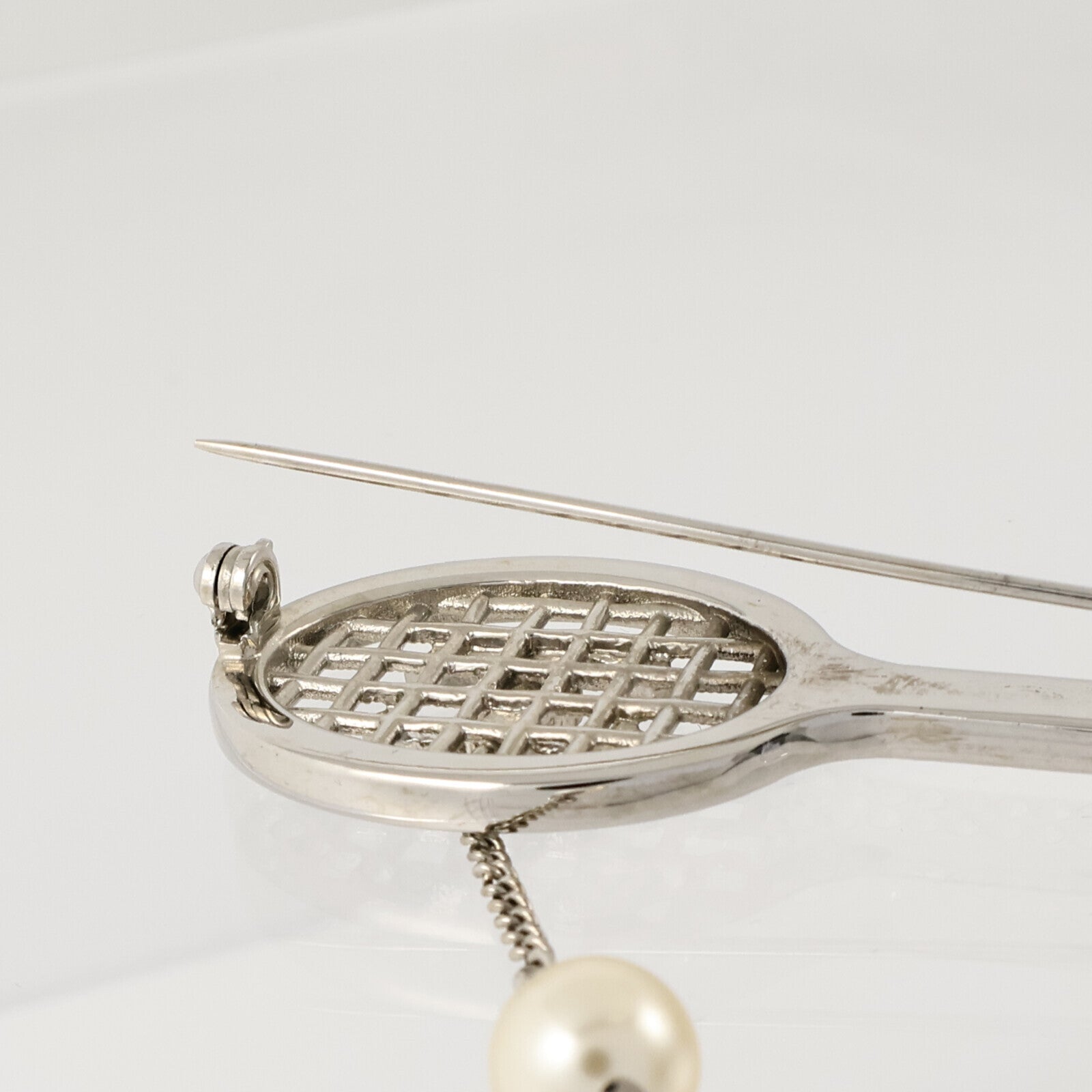 CHANEL 金屬/PVC Brooch銀扣胸針