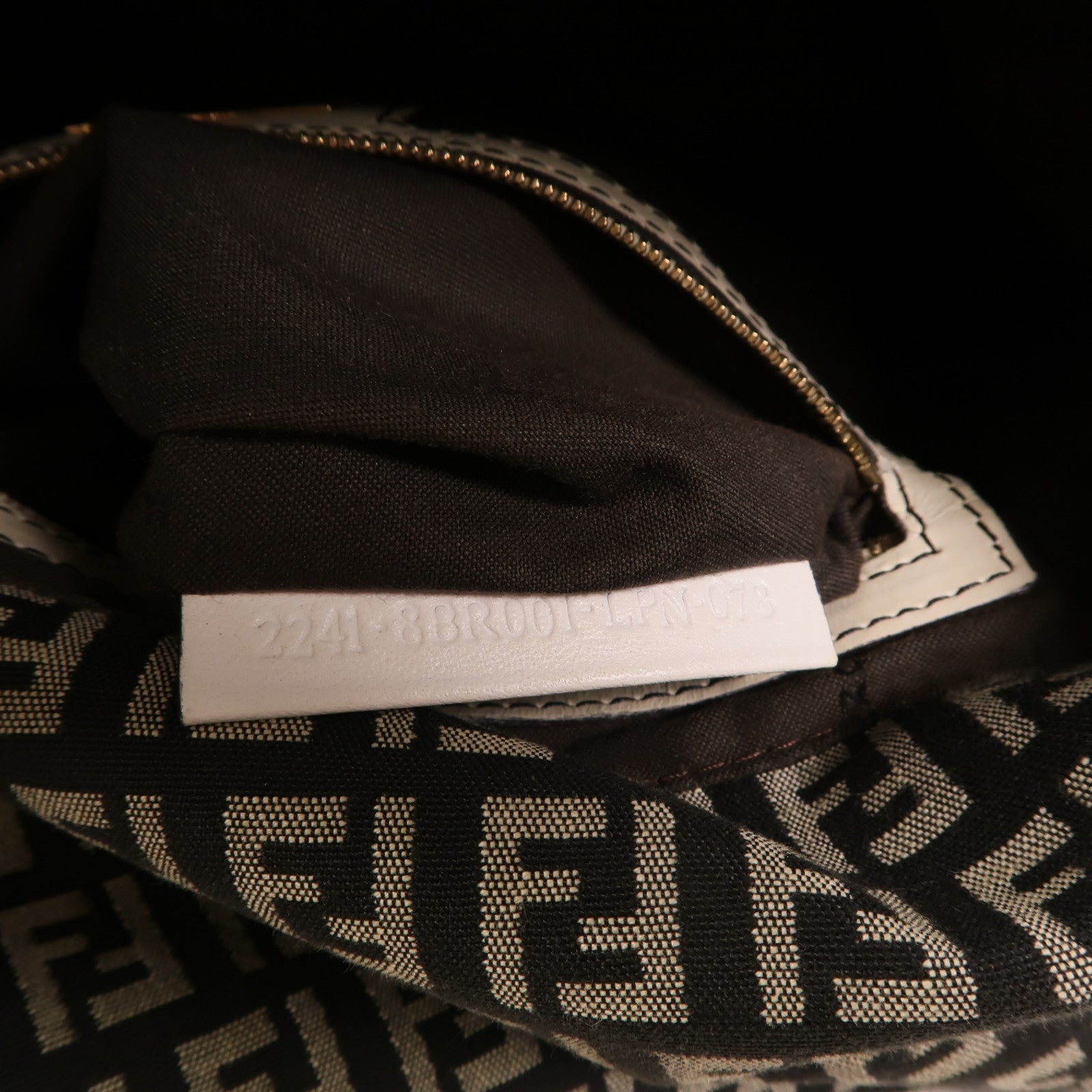FENDI 帆布Mamma Baguette金扣肩背袋
