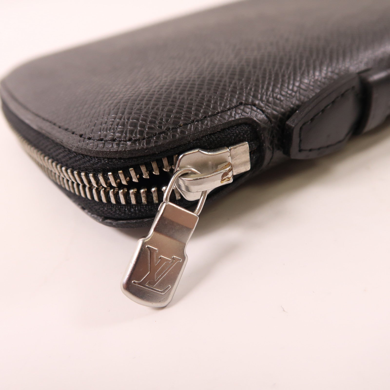 LOUIS VUITTON Taiga Travel Case銀扣手拿包