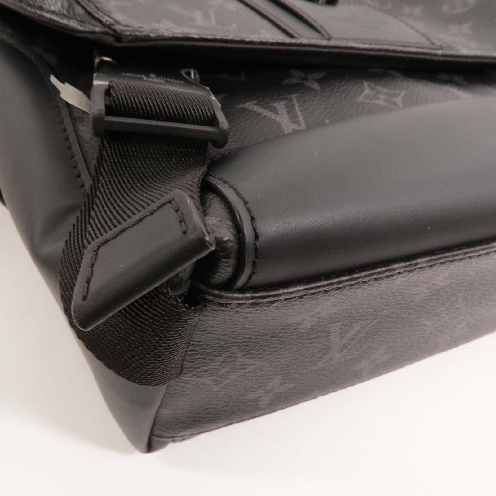 LOUIS VUITTON Monogram Eclipse Messenger PM Voyager肩背袋
