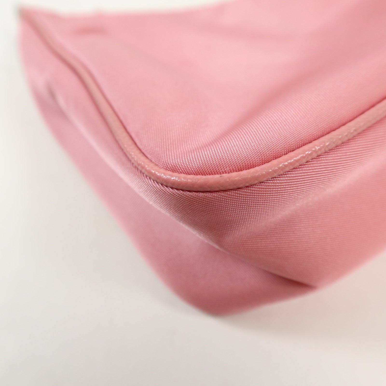 PRADA 尼龍Re-Edition 2005銀扣肩背袋