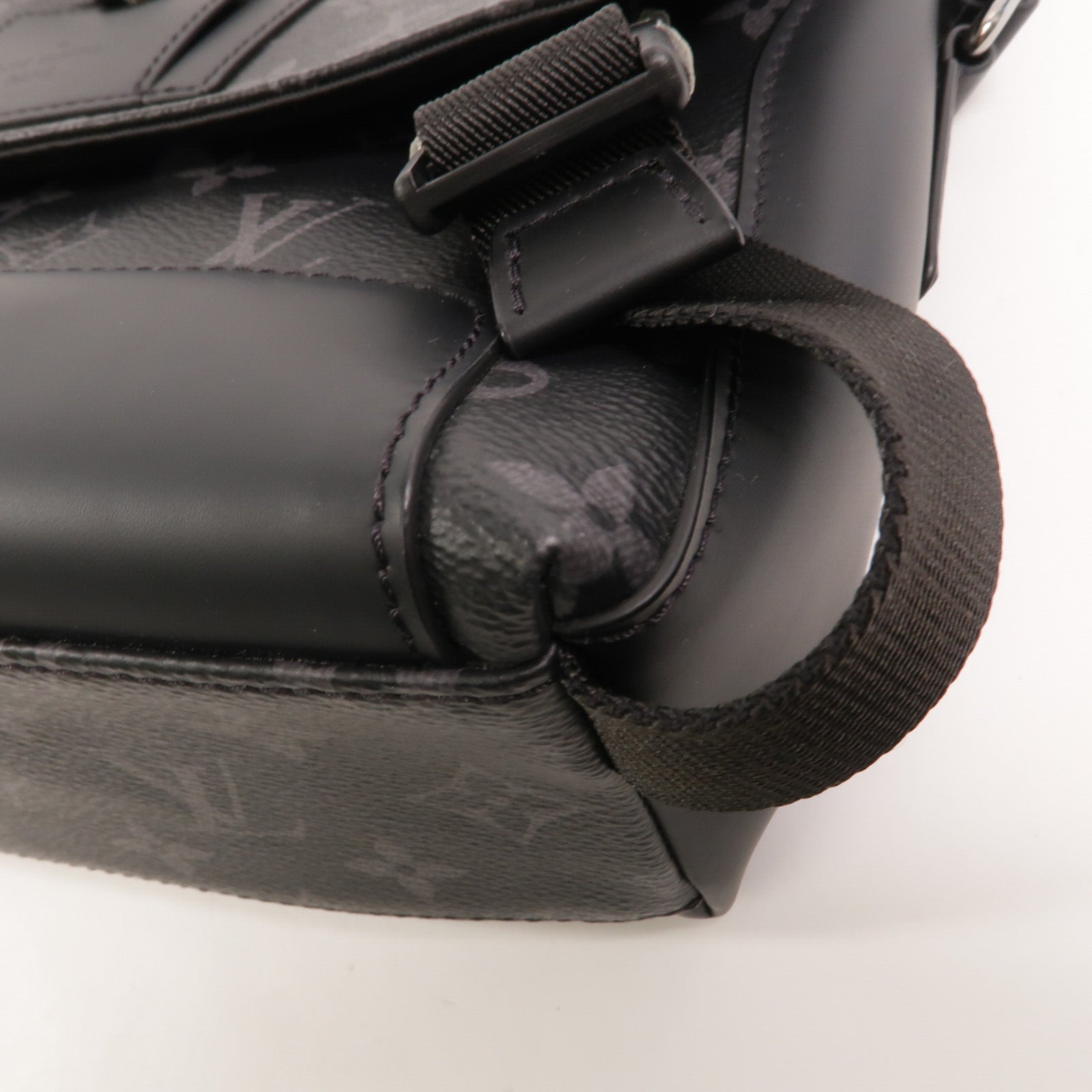 LOUIS VUITTON Monogram Eclipse Messenger PM Voyager肩背袋
