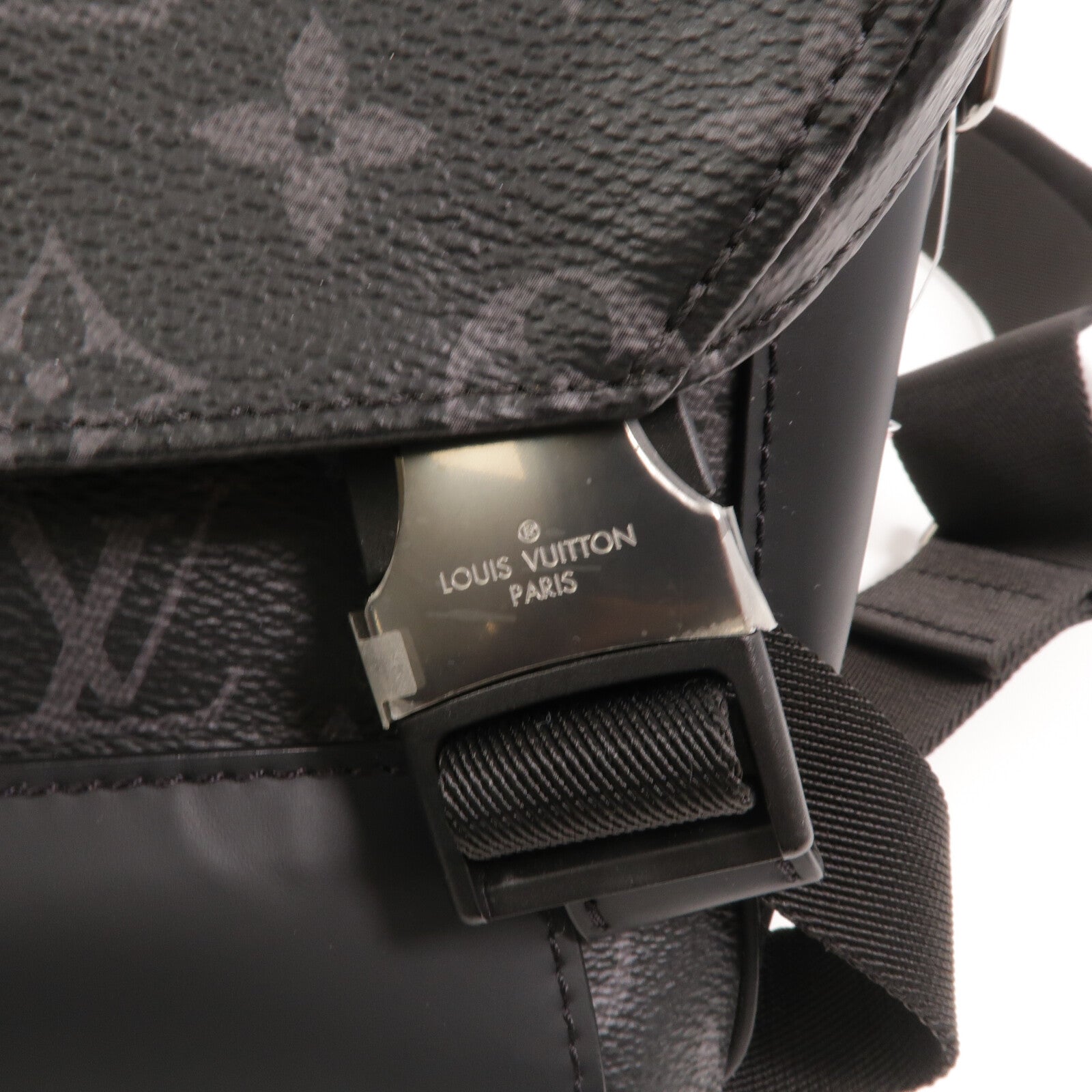 LOUIS VUITTON Monogram Eclipse Messenger PM Voyager肩背袋