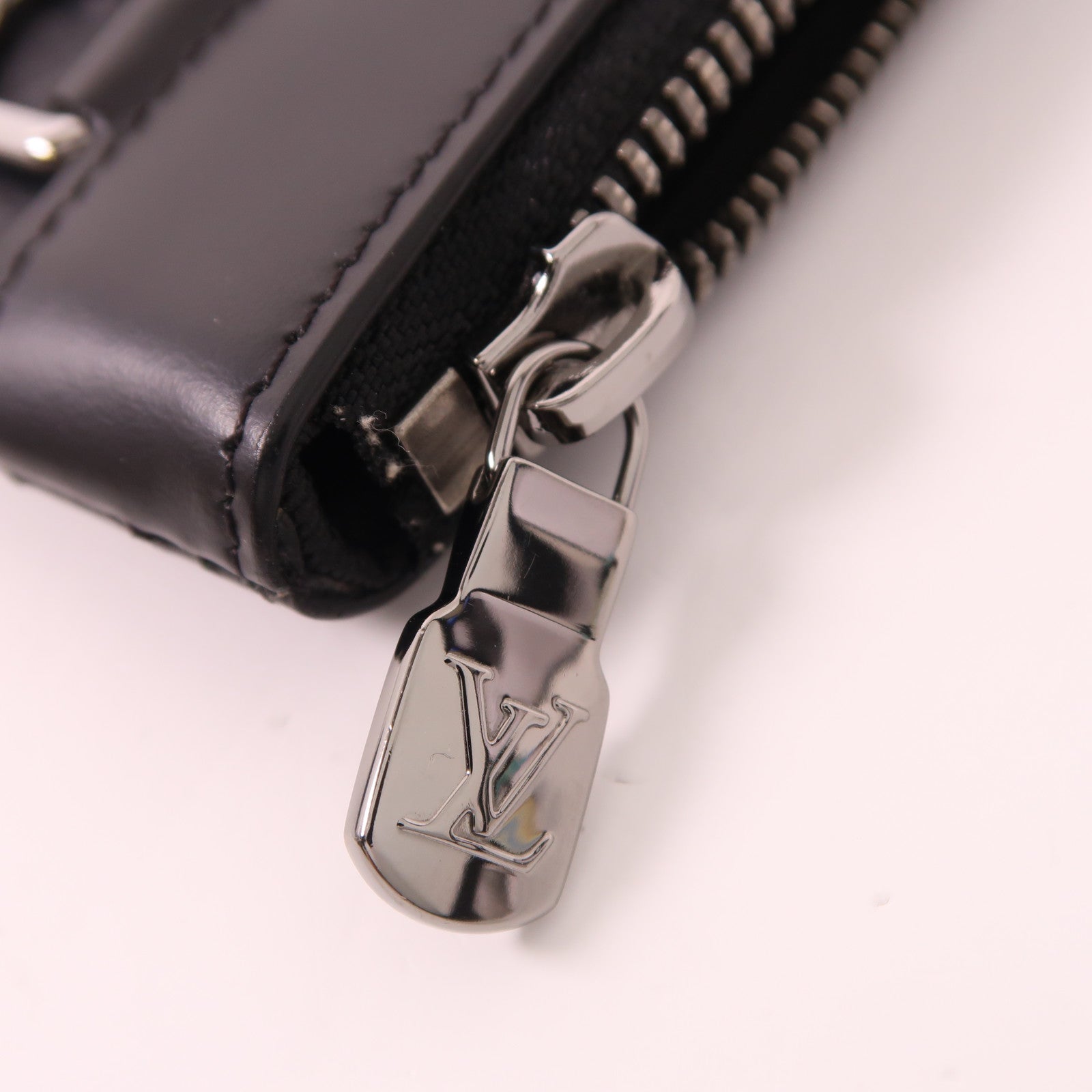 LOUIS VUITTON Monogram Eclipse Pochette Discovery銀扣小袋