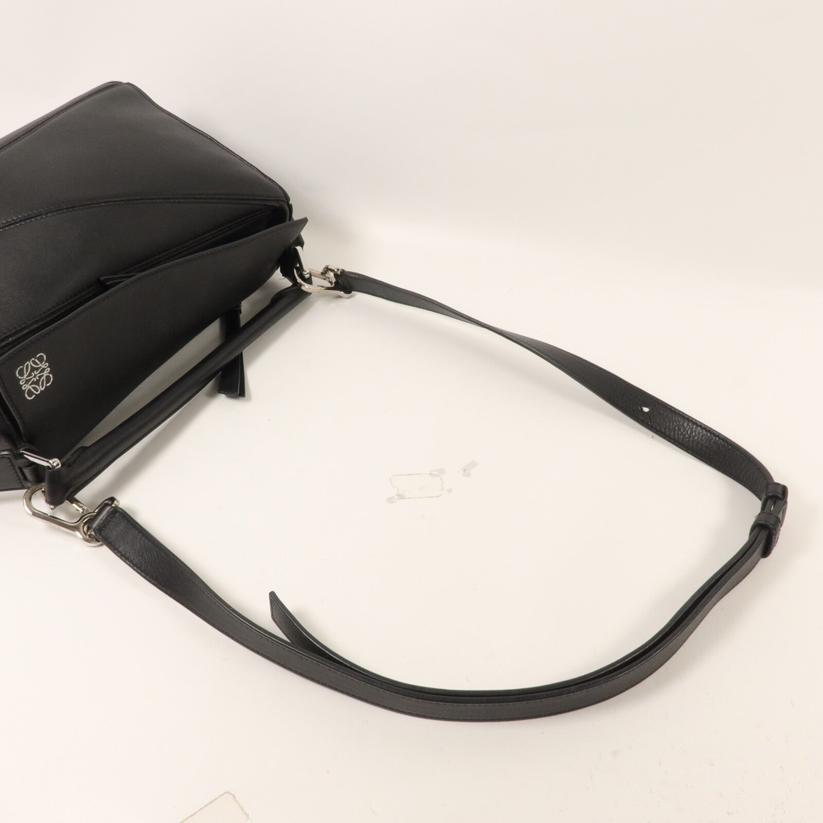 LOEWE 牛皮皮革Puzzle Medium手挽肩背兩用袋