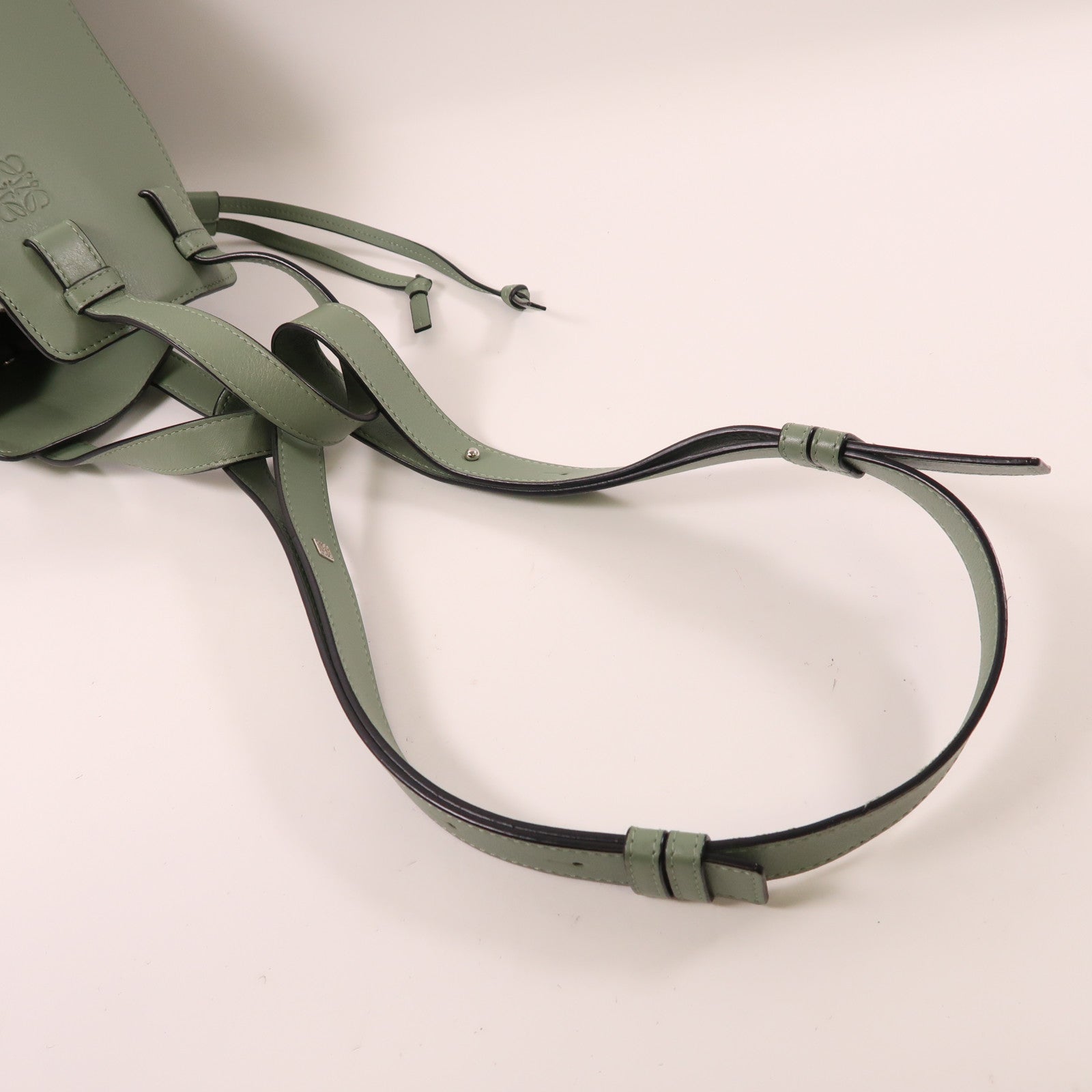 LOEWE 牛皮皮革Hammock銀扣肩背袋