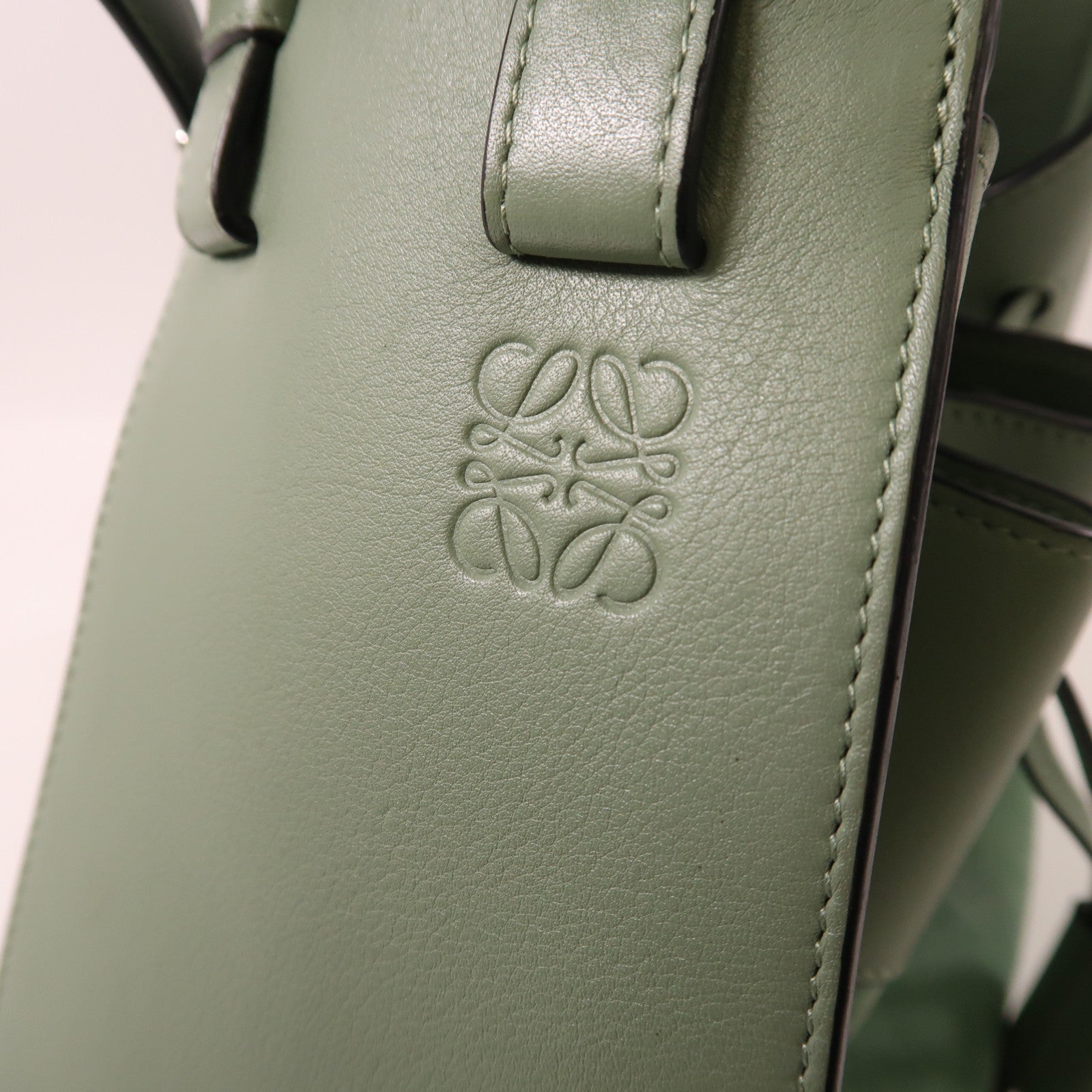 LOEWE 牛皮皮革Hammock銀扣肩背袋