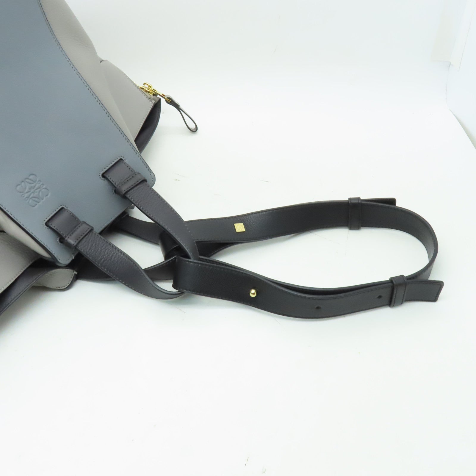 LOEWE 【清倉大減價】牛皮皮革Hammock金扣手挽肩背兩用袋黑色/灰色