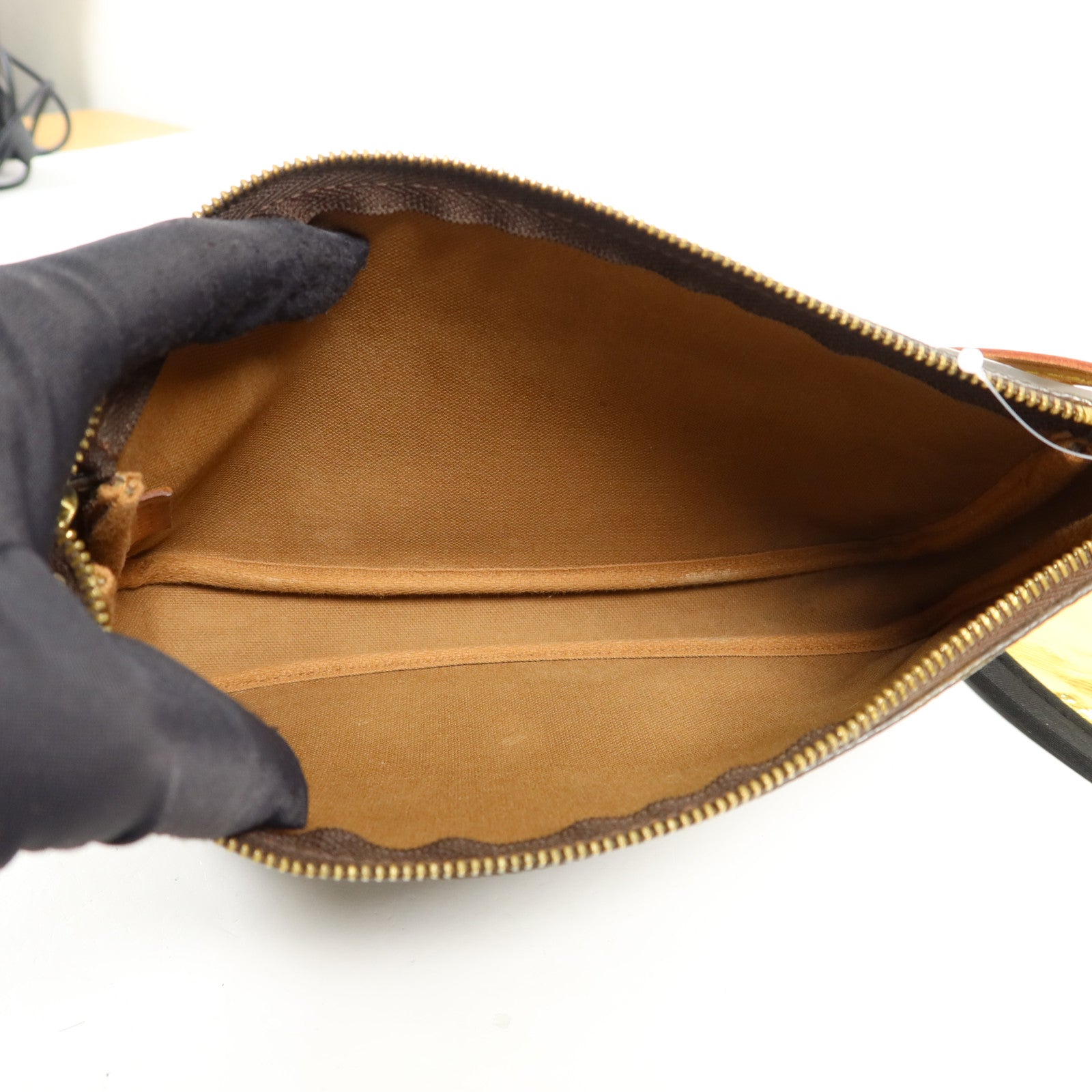 LOUIS VUITTON Monogram Pochette Accessoires金扣手挽袋棕色