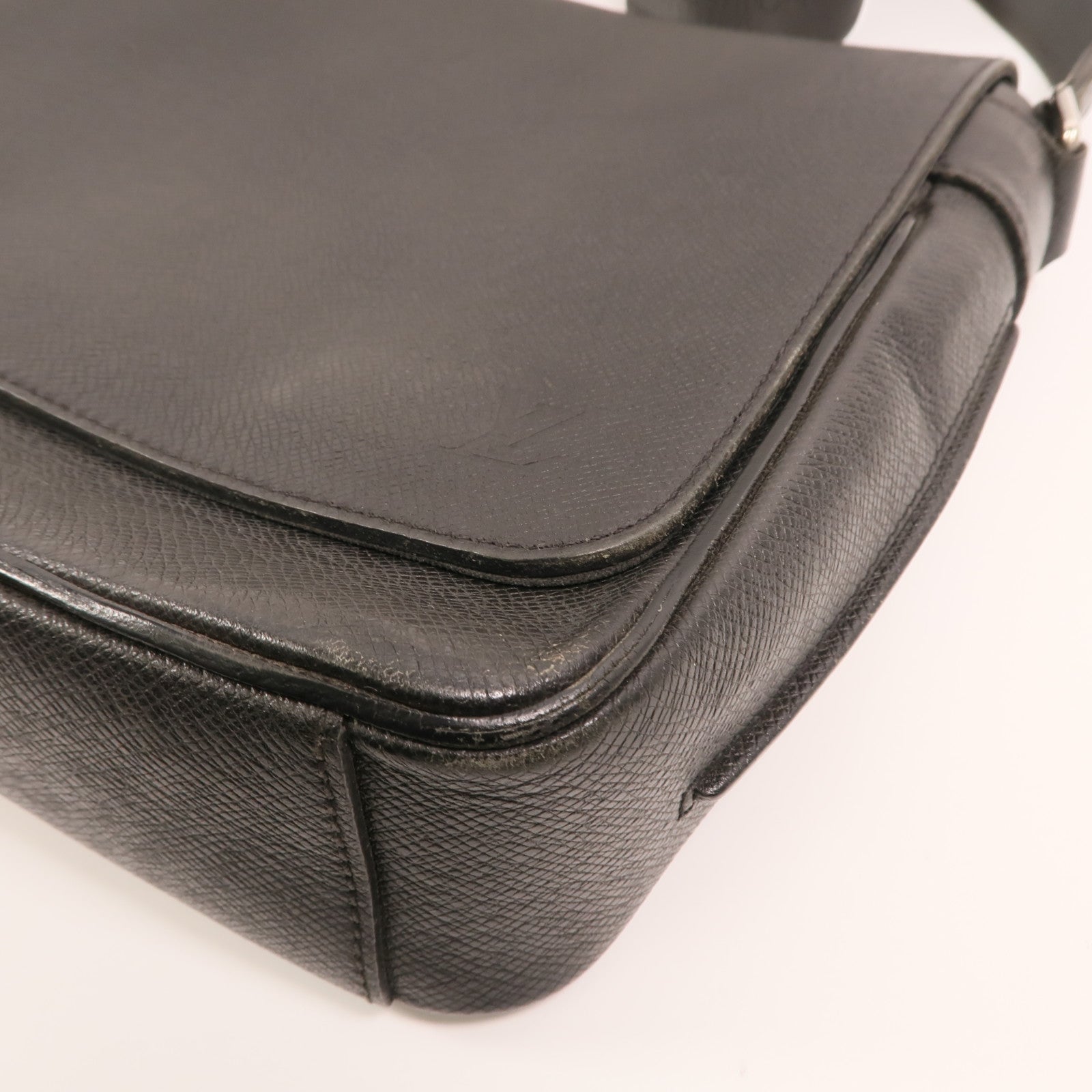 LOUIS VUITTON Taiga Roman PM銀扣肩背袋