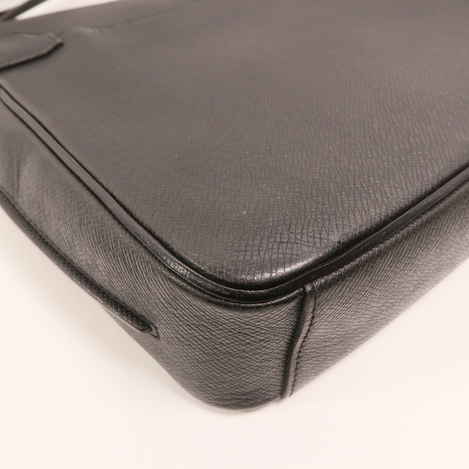 LOUIS VUITTON Taiga Roman PM銀扣肩背袋