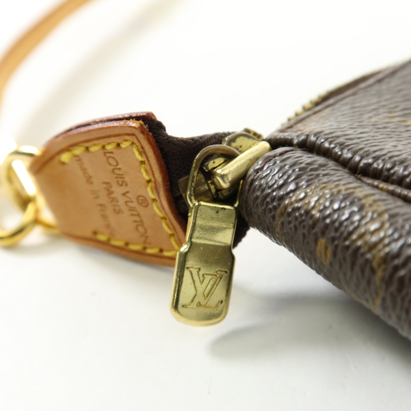 LOUIS VUITTON Monogram Pochette Accessoires金扣手挽袋棕色