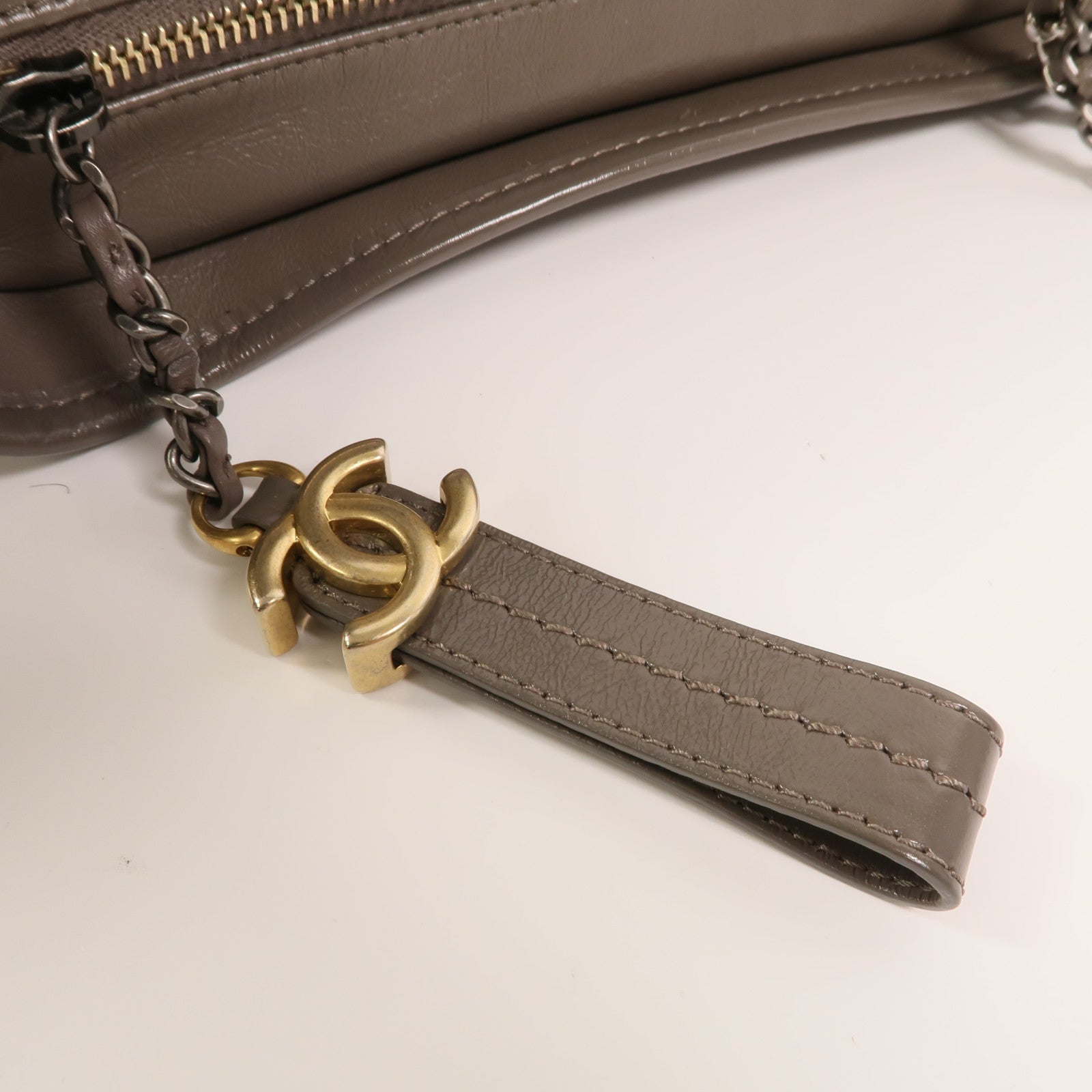 CHANEL 牛皮皮革Gabrielle Medium鏈帶肩背袋