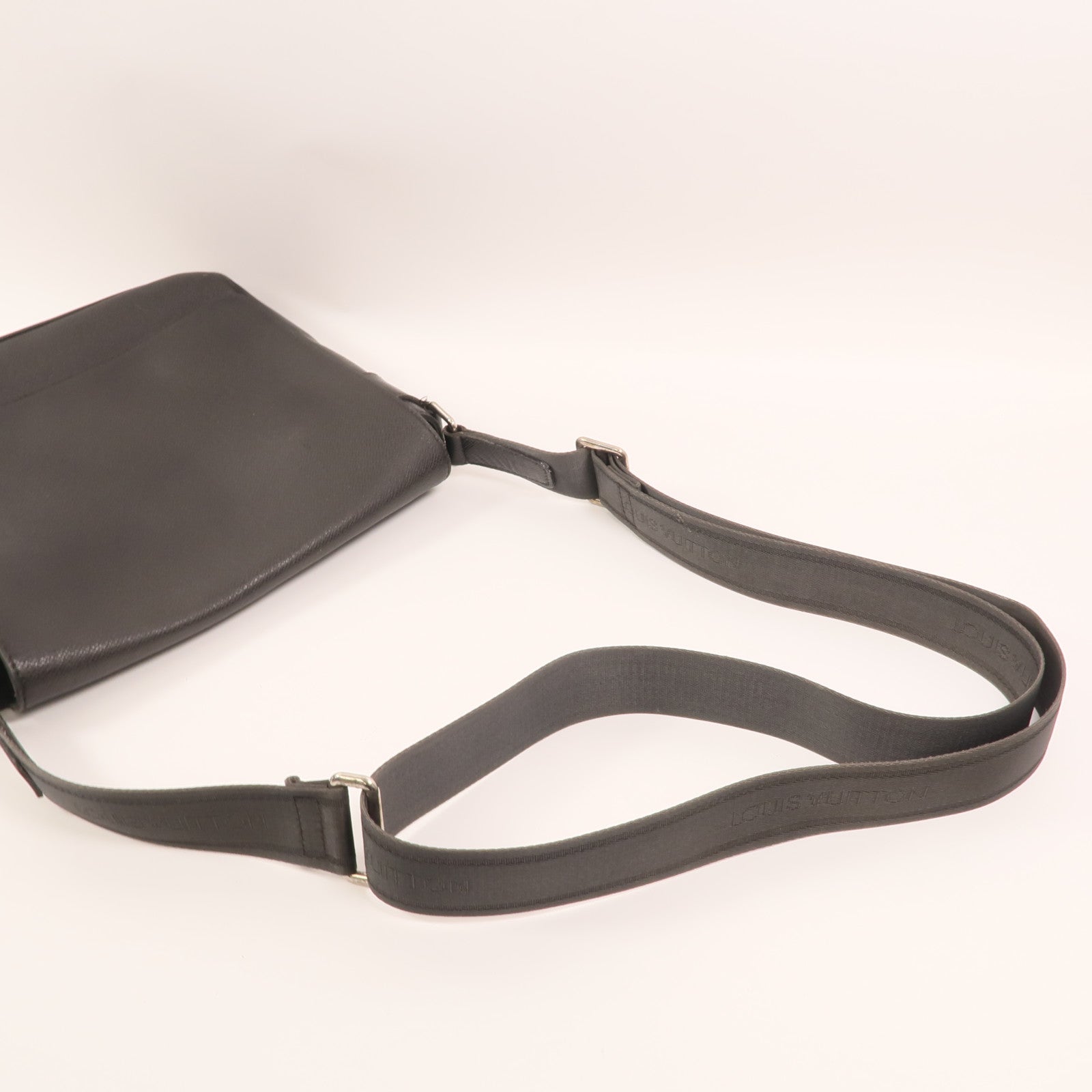 LOUIS VUITTON Taiga Roman PM銀扣肩背袋
