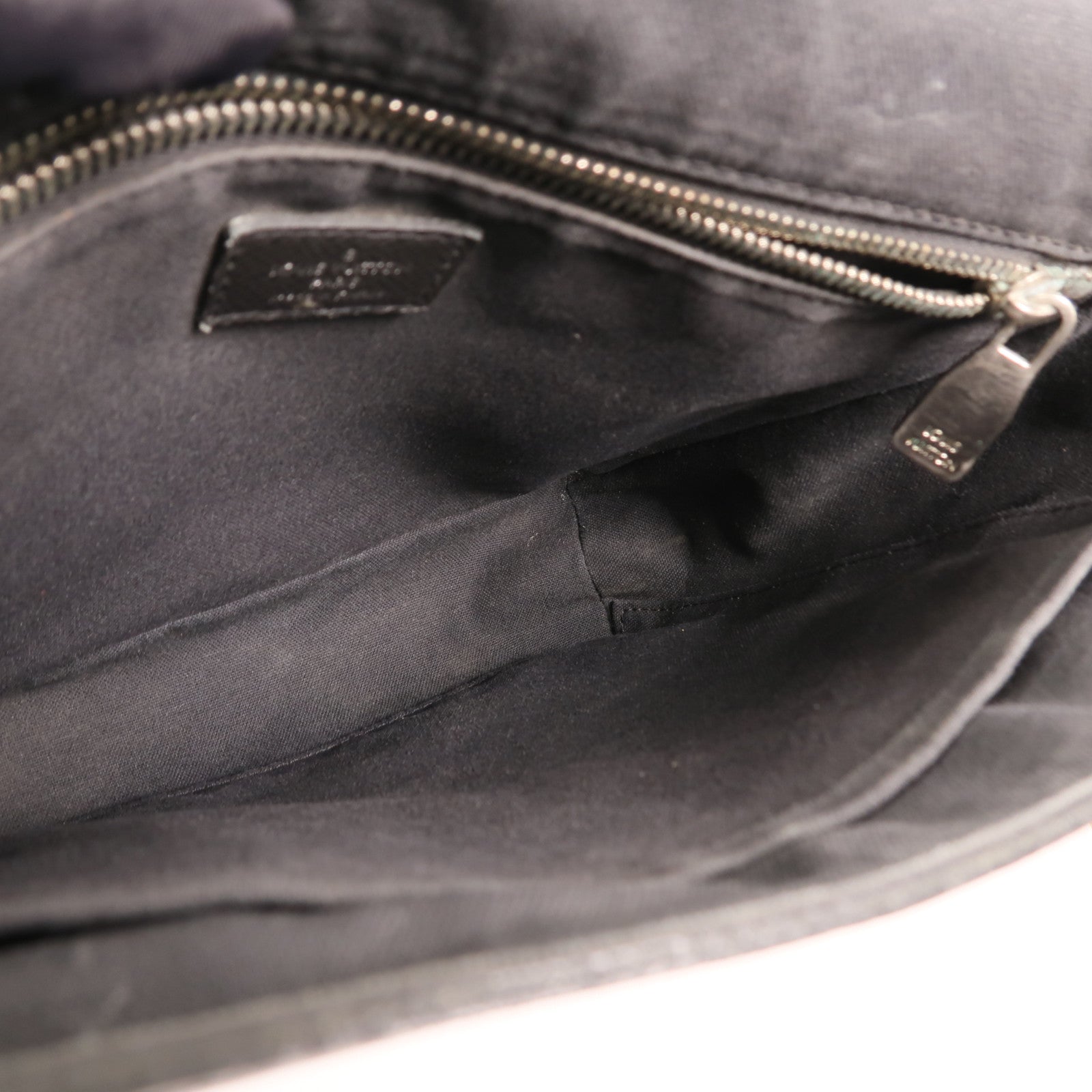 LOUIS VUITTON Taiga Roman PM銀扣肩背袋