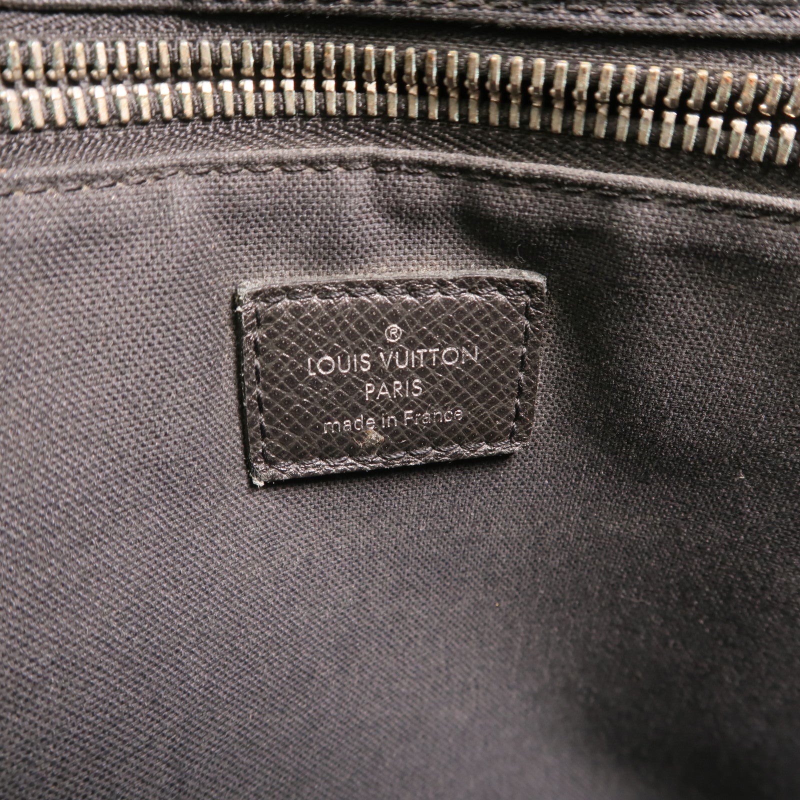 LOUIS VUITTON Taiga Roman PM銀扣肩背袋