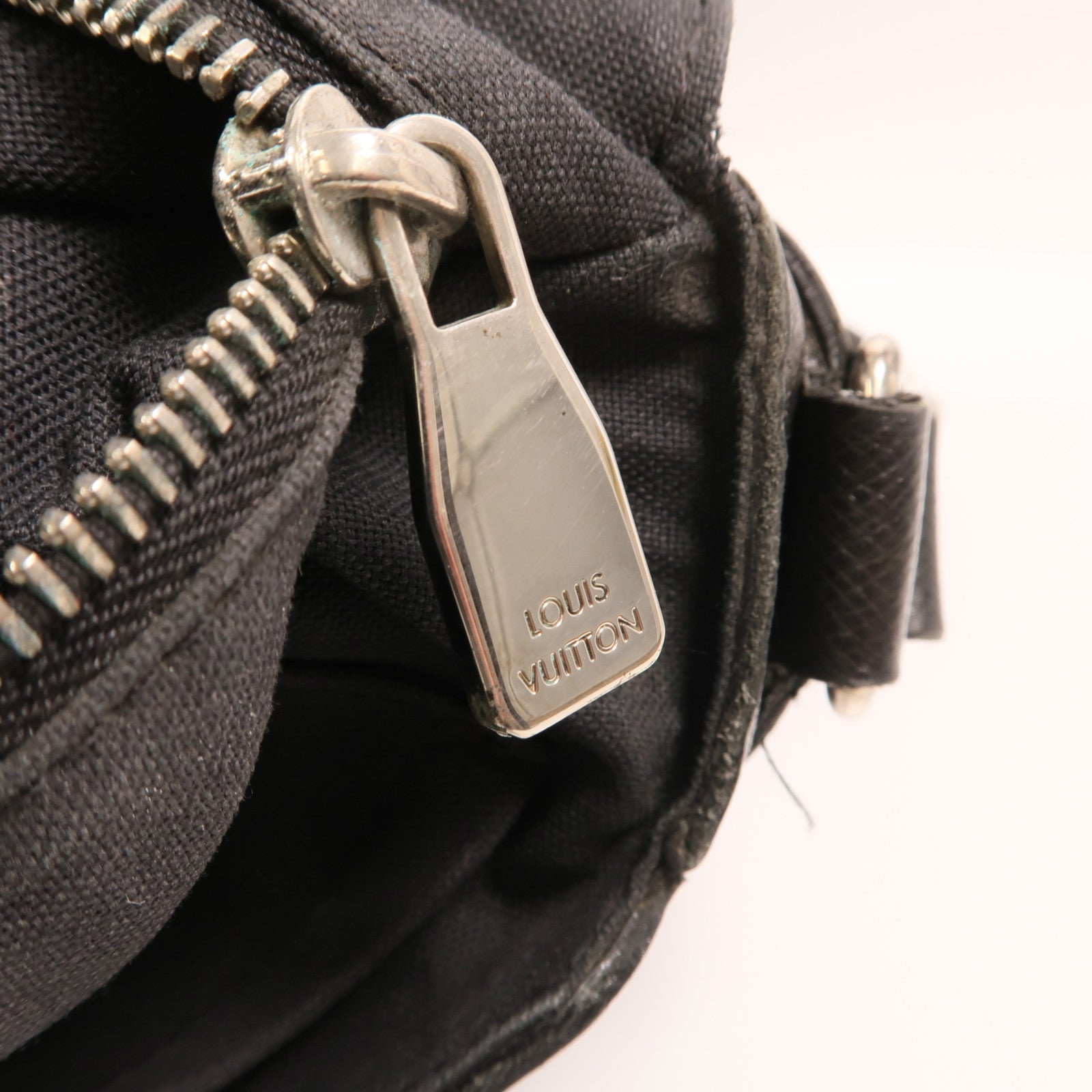 LOUIS VUITTON Taiga Roman PM銀扣肩背袋