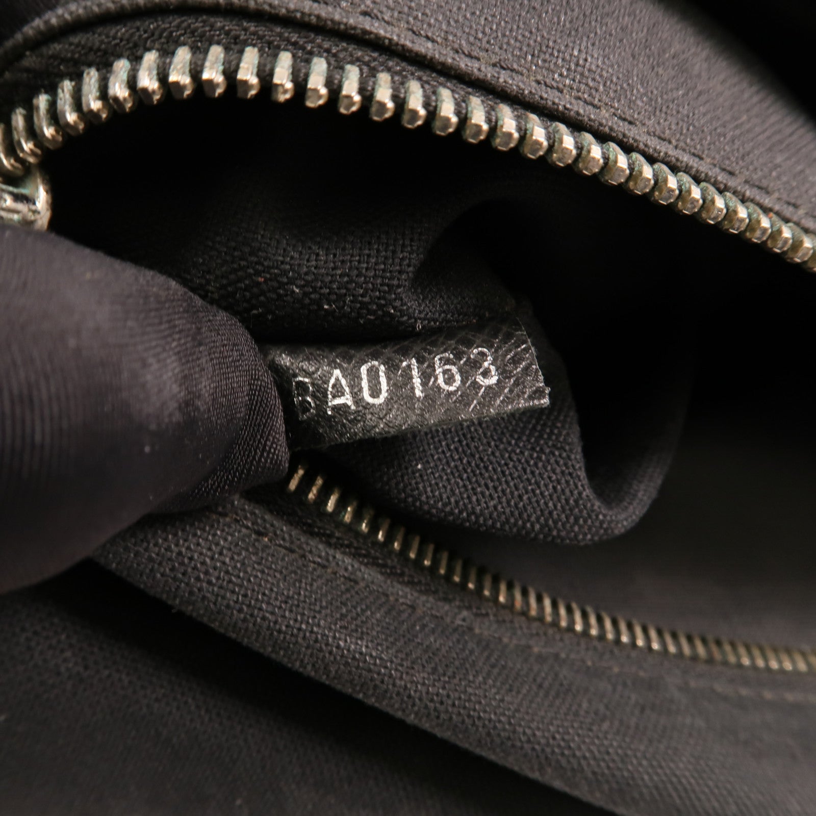 LOUIS VUITTON Taiga Roman PM銀扣肩背袋