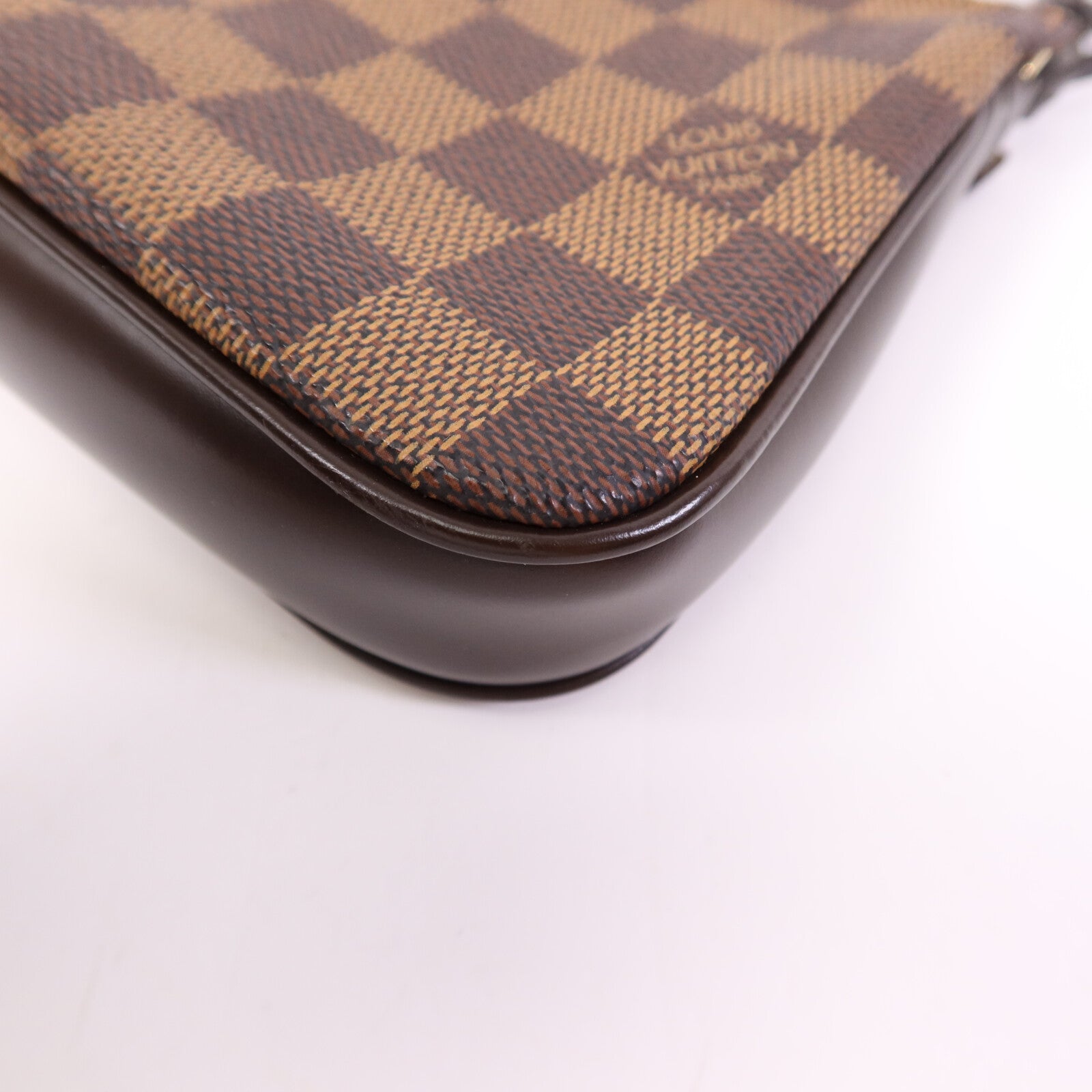 LOUIS VUITTON Damier Pochette Accessories金扣肩背袋