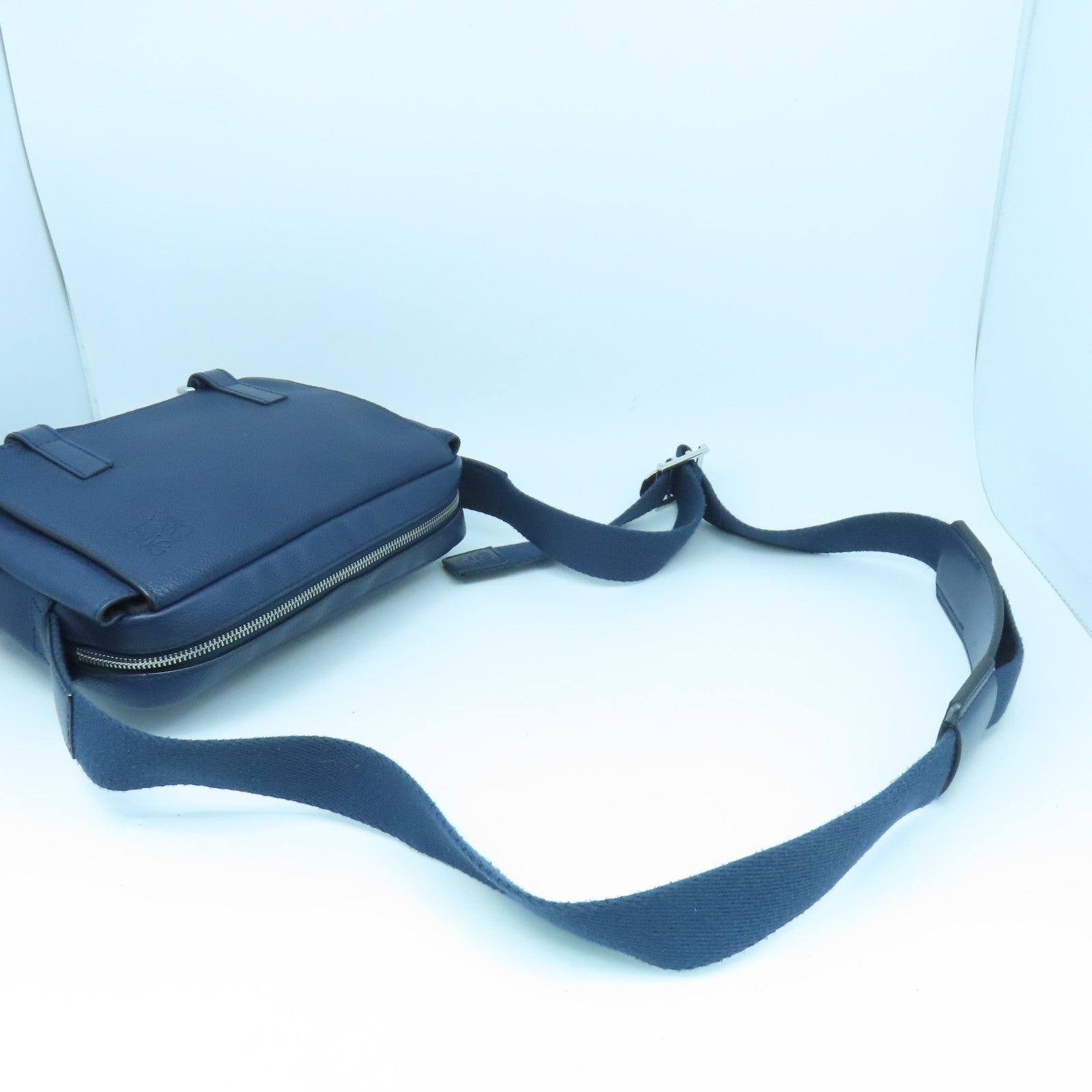 LOEWE 【清倉大減價】牛皮皮革Shoulder Bag銀扣肩背袋藍色