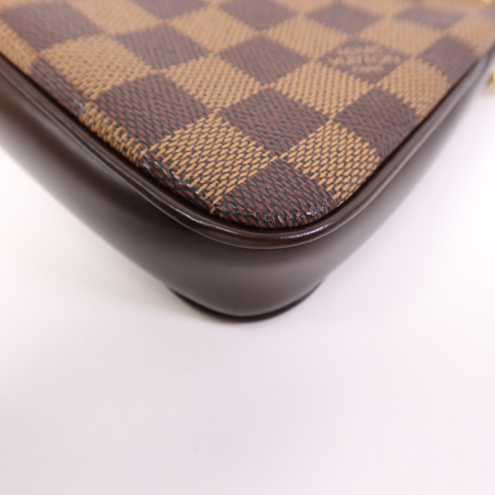 LOUIS VUITTON Damier Pochette Accessories金扣肩背袋