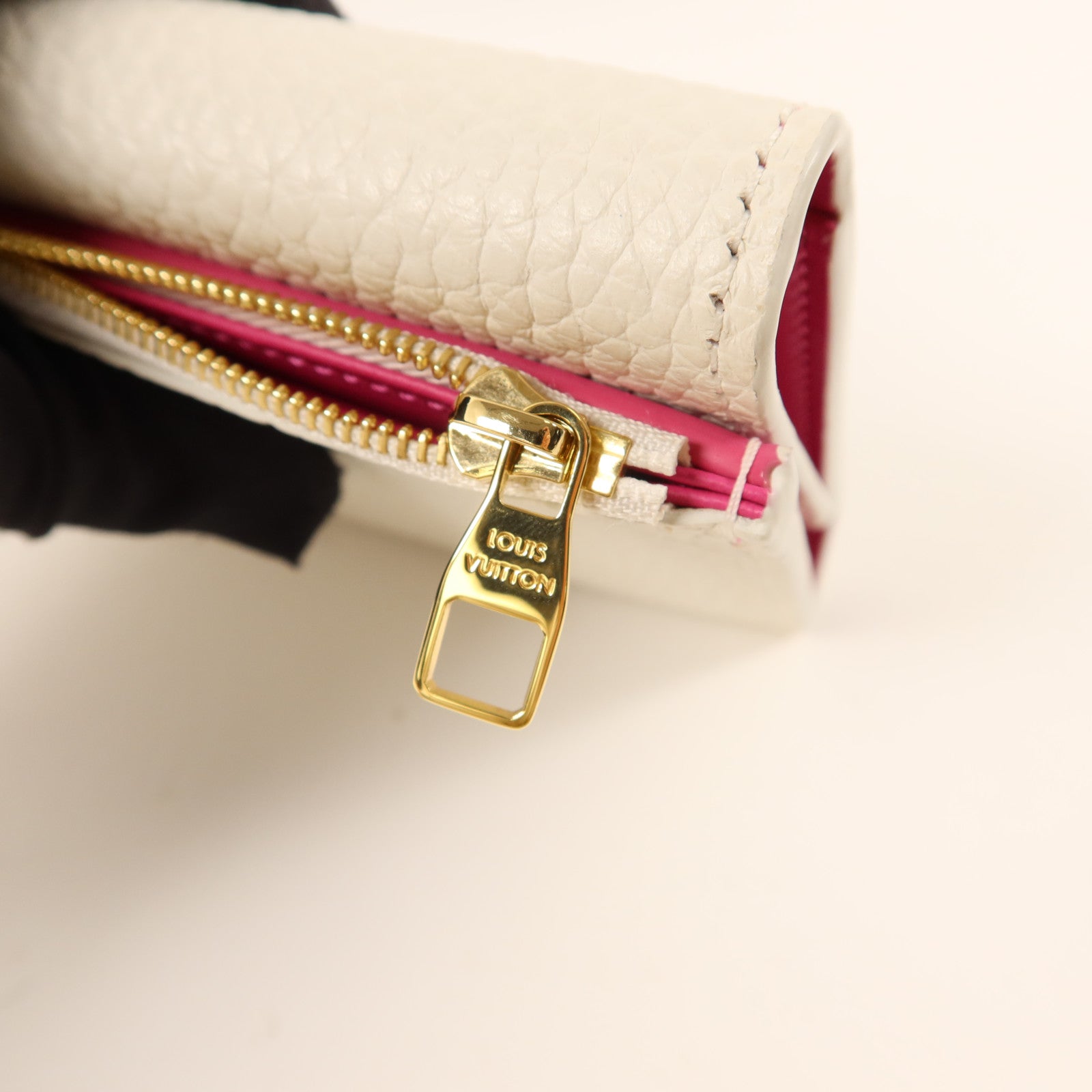 LOUIS VUITTON Taurillon Portefeuille Capucines Compact金扣錢包