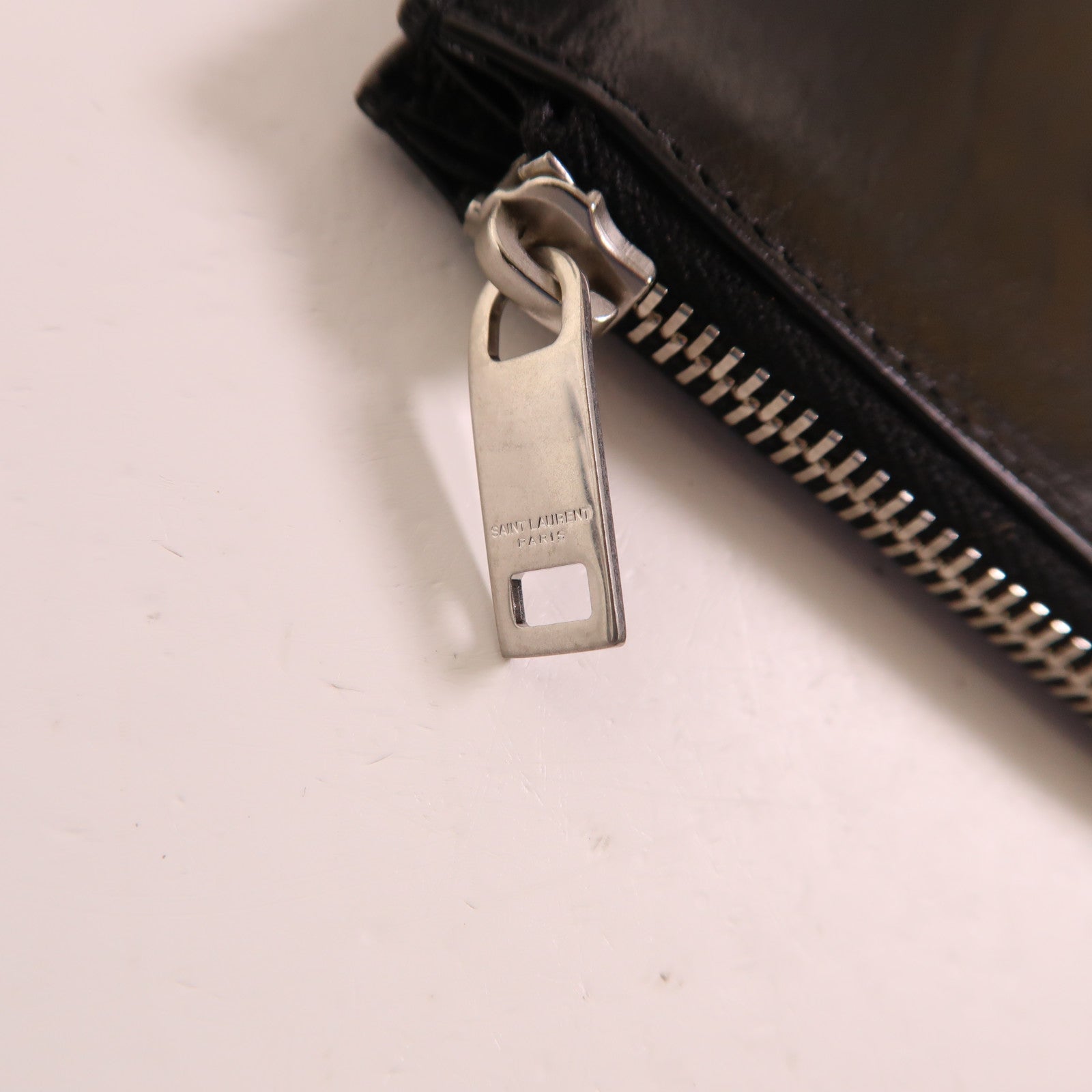 YVES SAINT LAURENT 牛皮皮革Sac De Jeur銀扣肩背袋