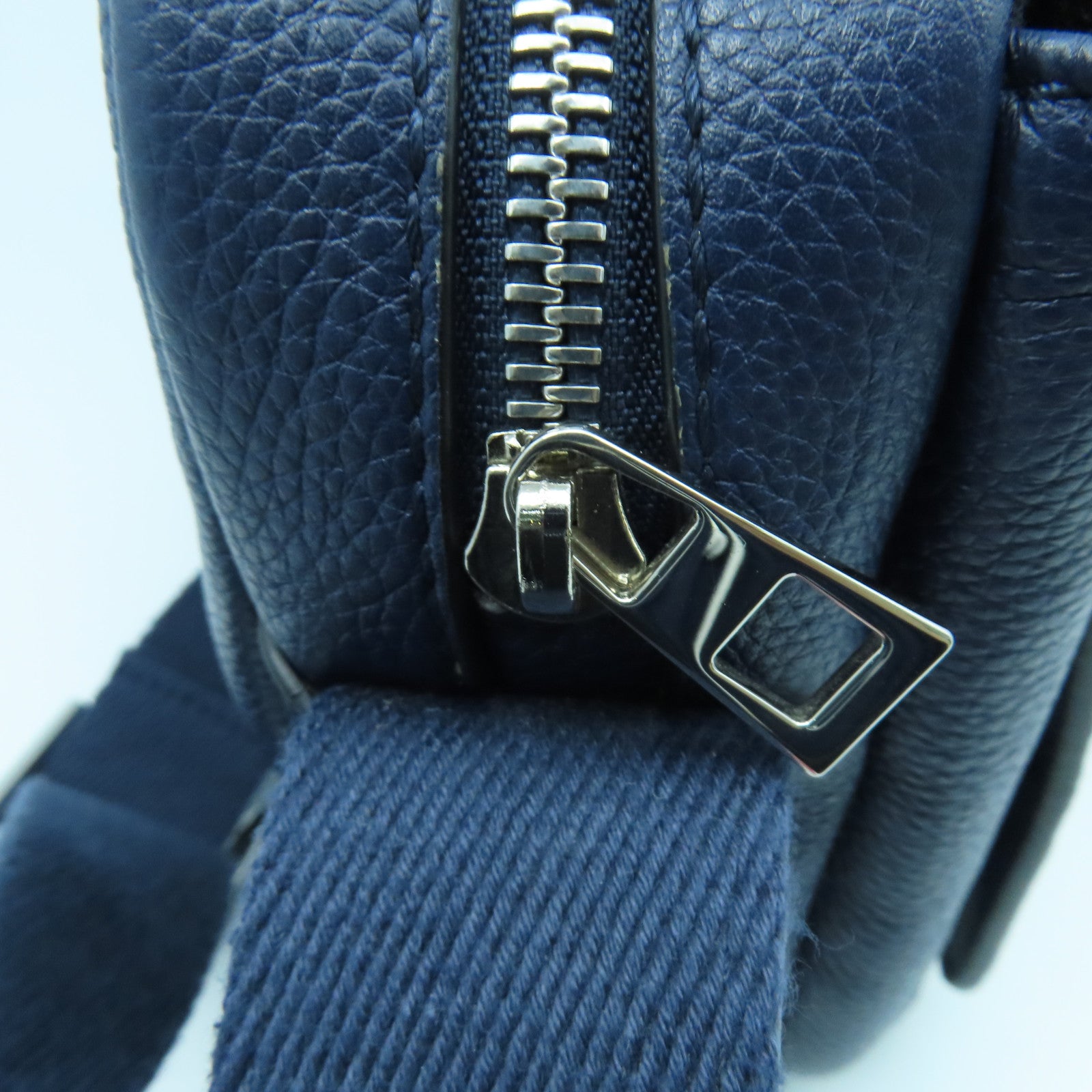LOEWE 【清倉大減價】牛皮皮革Shoulder Bag銀扣肩背袋藍色
