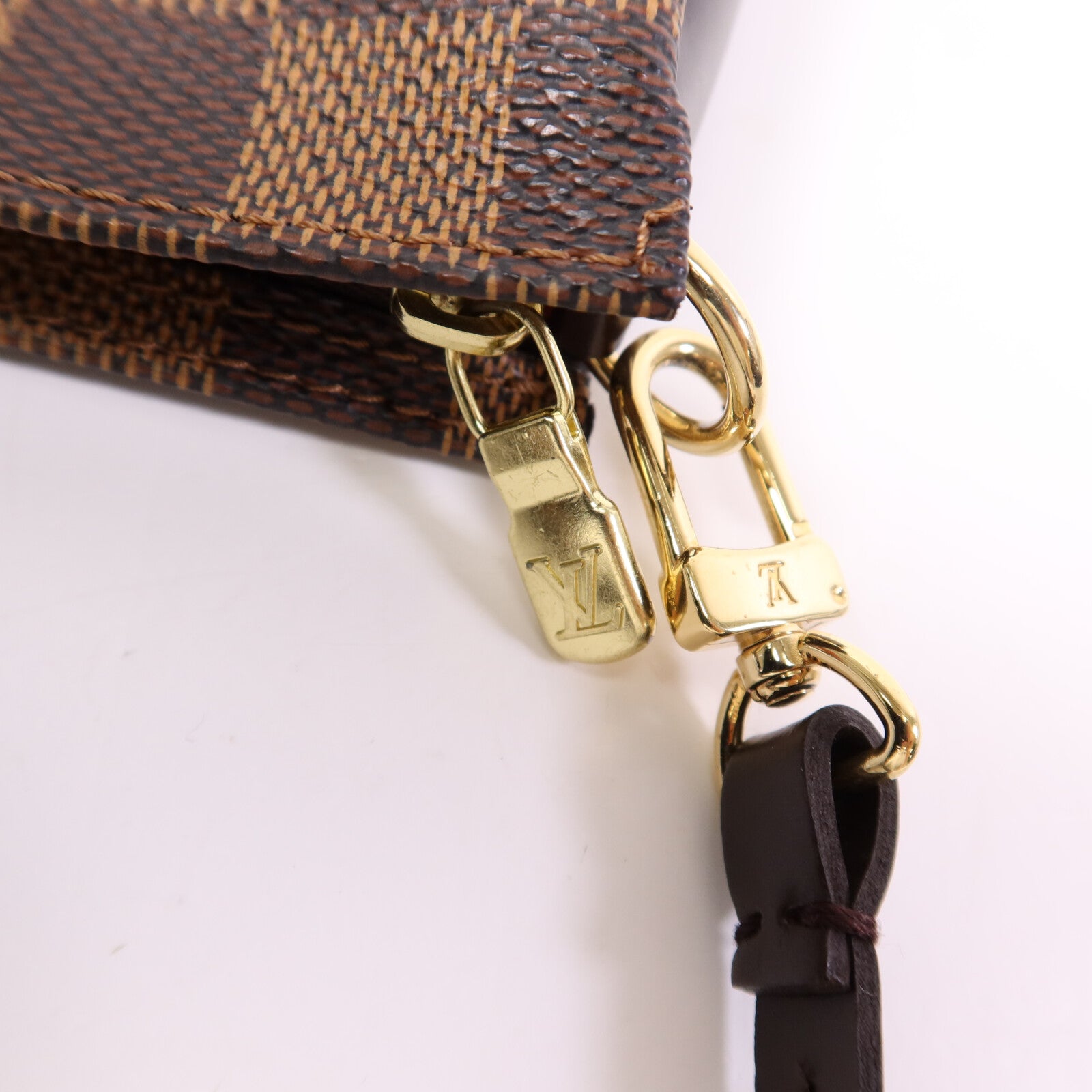 LOUIS VUITTON Damier Pochette Accessories金扣肩背袋