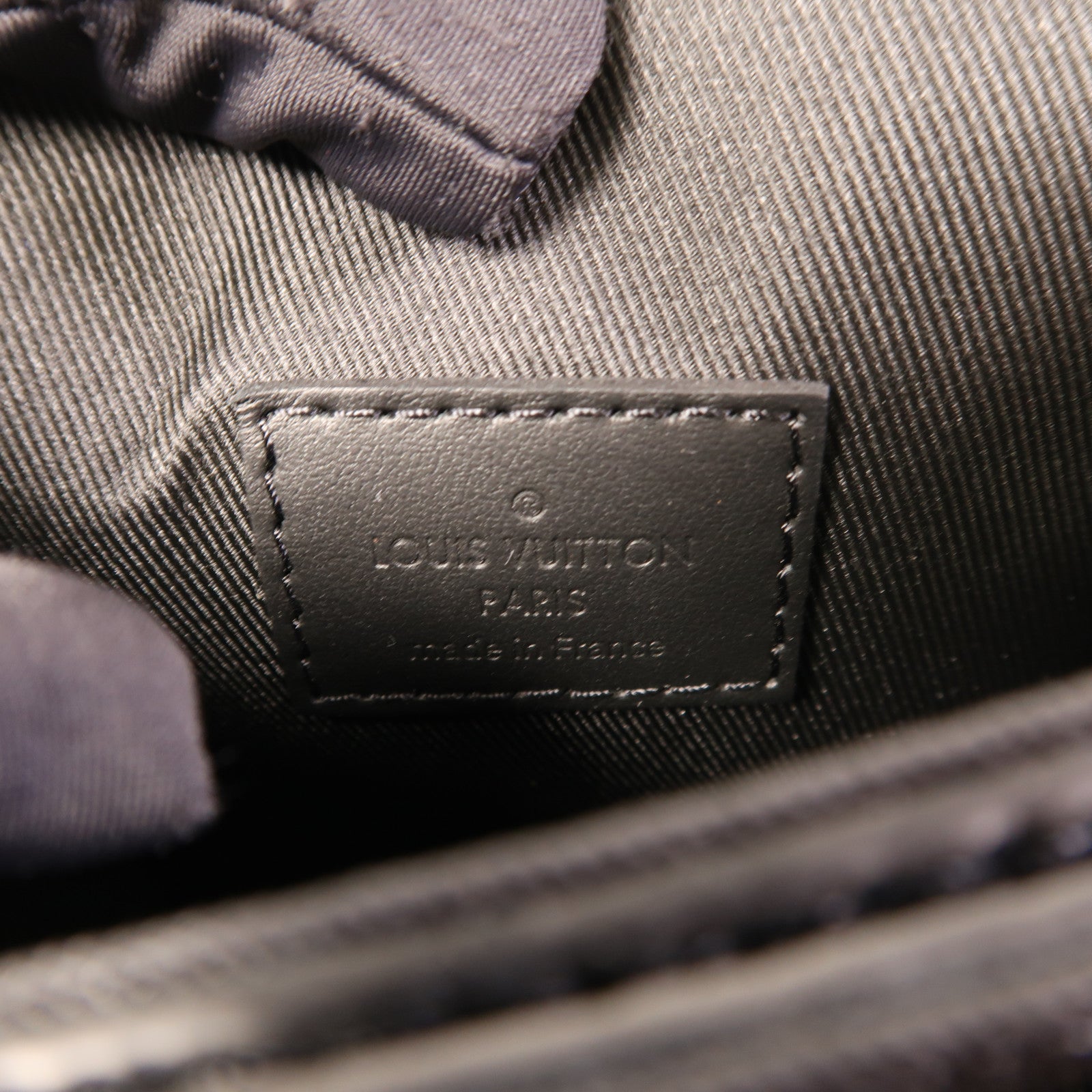 LOUIS VUITTON Monogram Taurillon S-Lock Vertical Wearable肩背袋