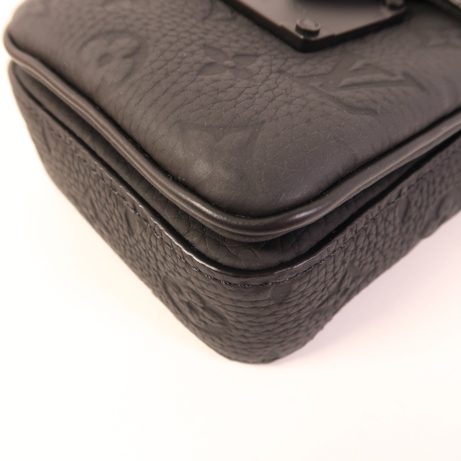 LOUIS VUITTON Monogram Taurillon S-Lock Vertical Wearable肩背袋