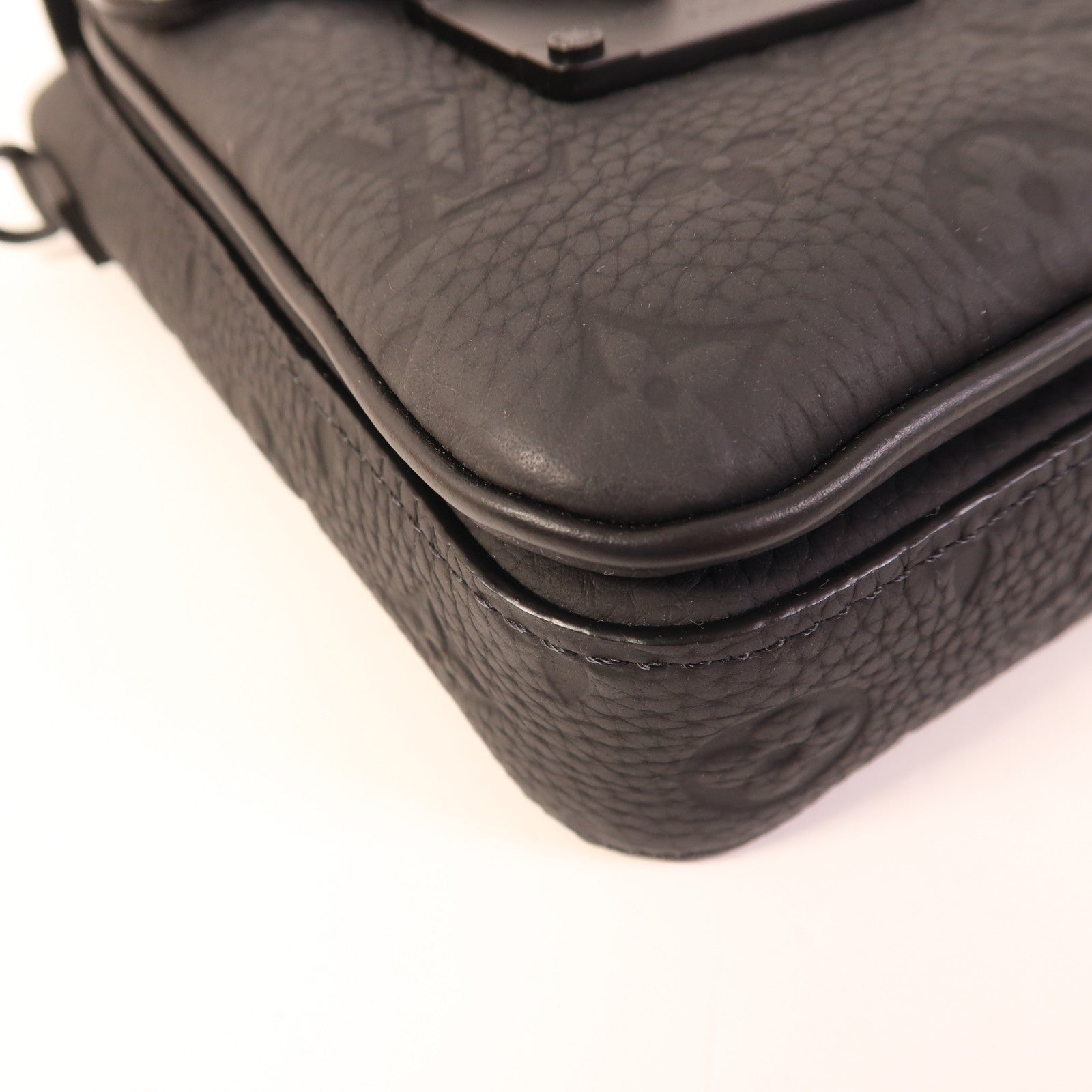 LOUIS VUITTON Monogram Taurillon S-Lock Vertical Wearable肩背袋