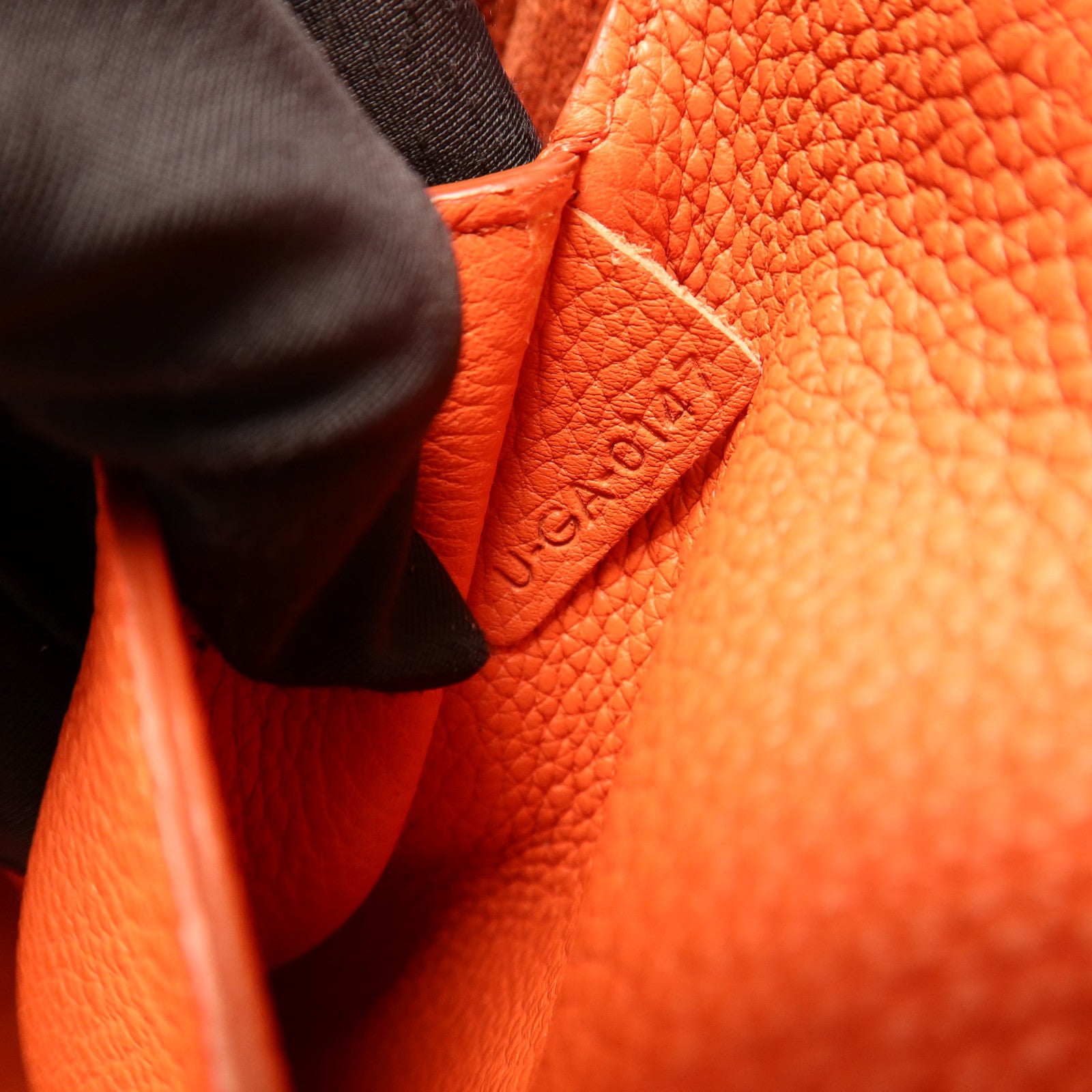 CELINE 牛皮皮革Tri-Fold金扣肩背袋