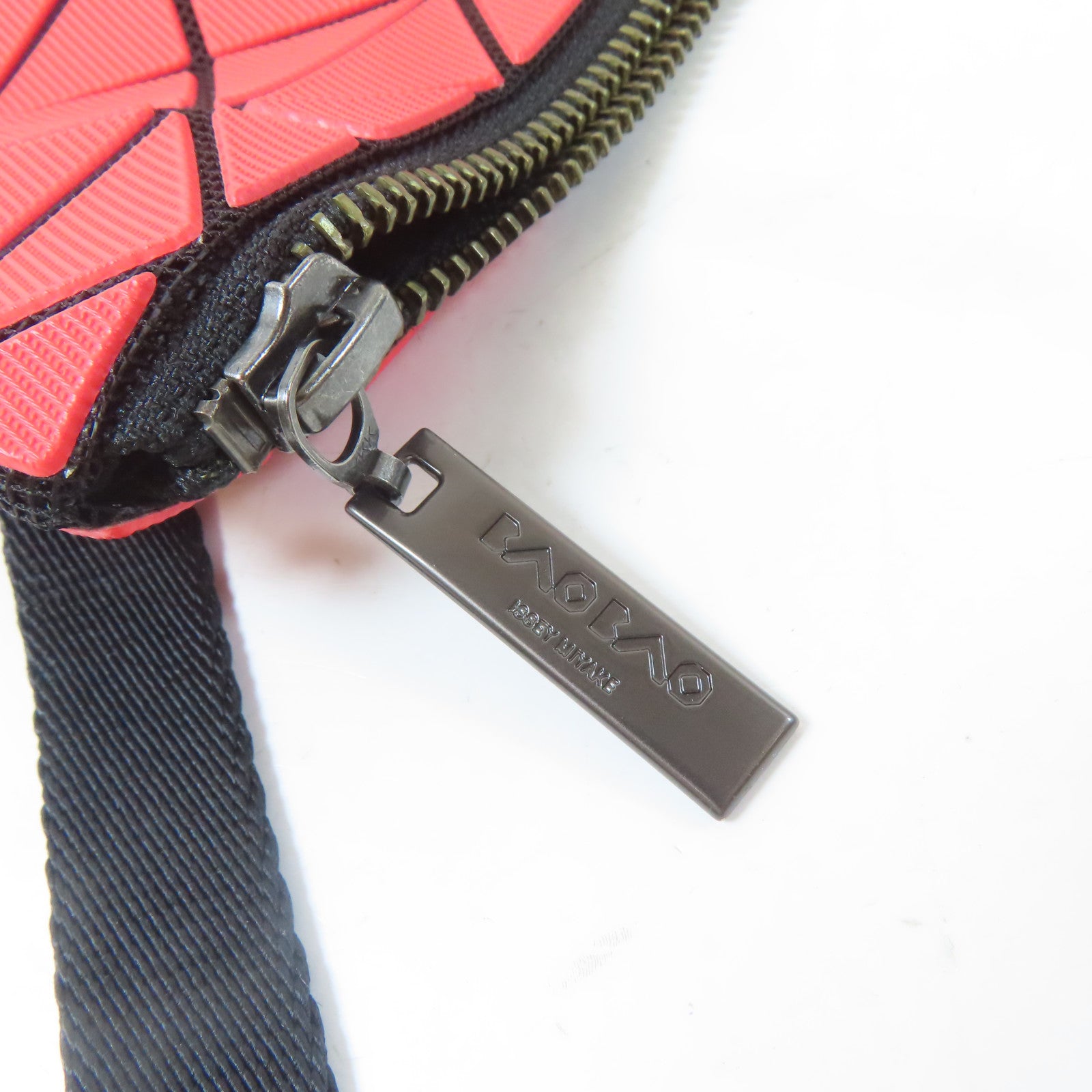 BAOBAO ISSEYMIYAKE 塗層帆布Cross Carry Bag黑扣肩背袋橙紅色