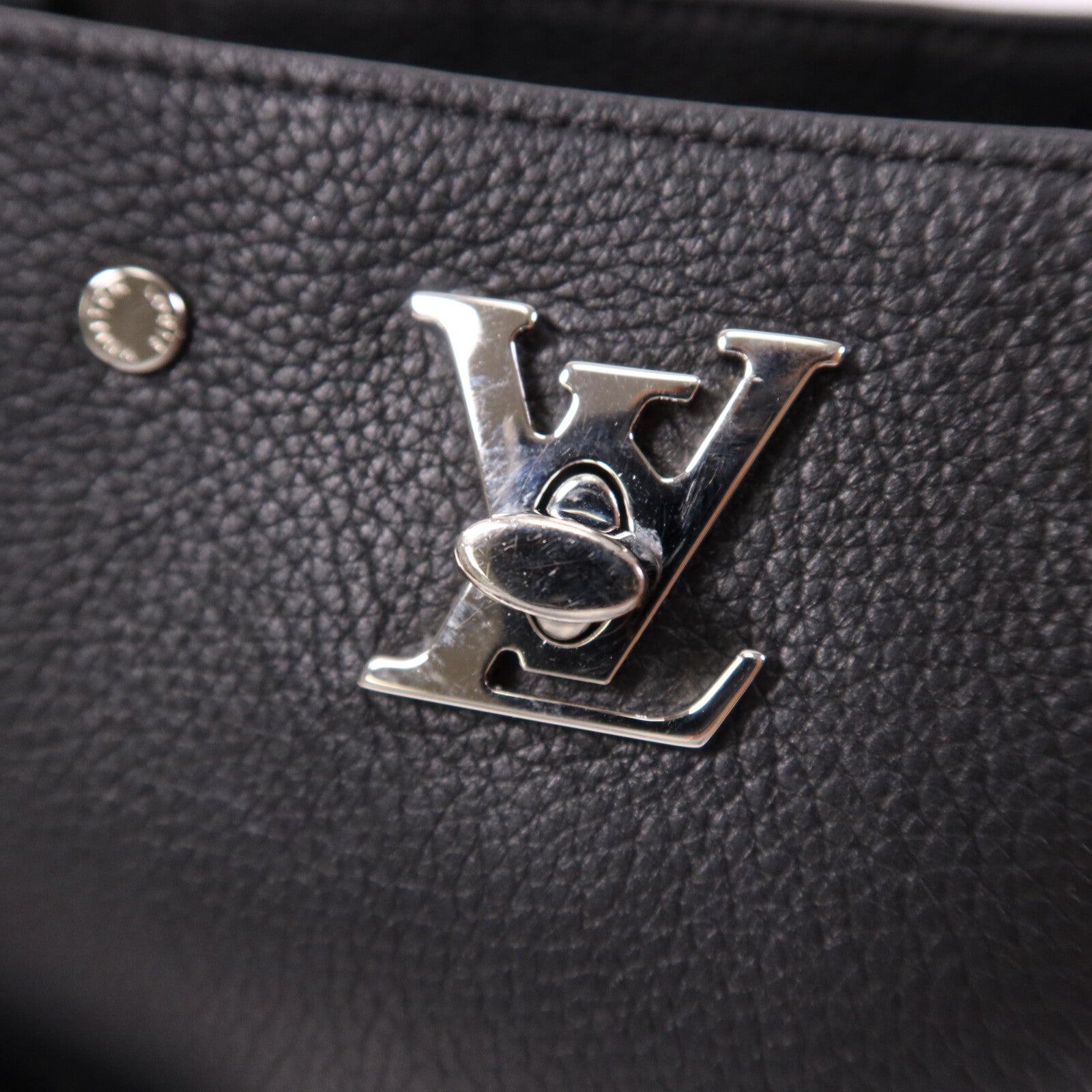 LOUIS VUITTON 牛皮皮革Nano Lockme銀扣肩背袋