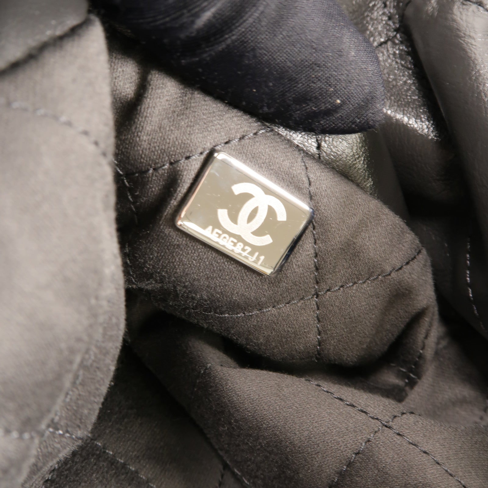 CHANEL 牛皮皮革Chanel 22 Medium鏈帶肩背袋